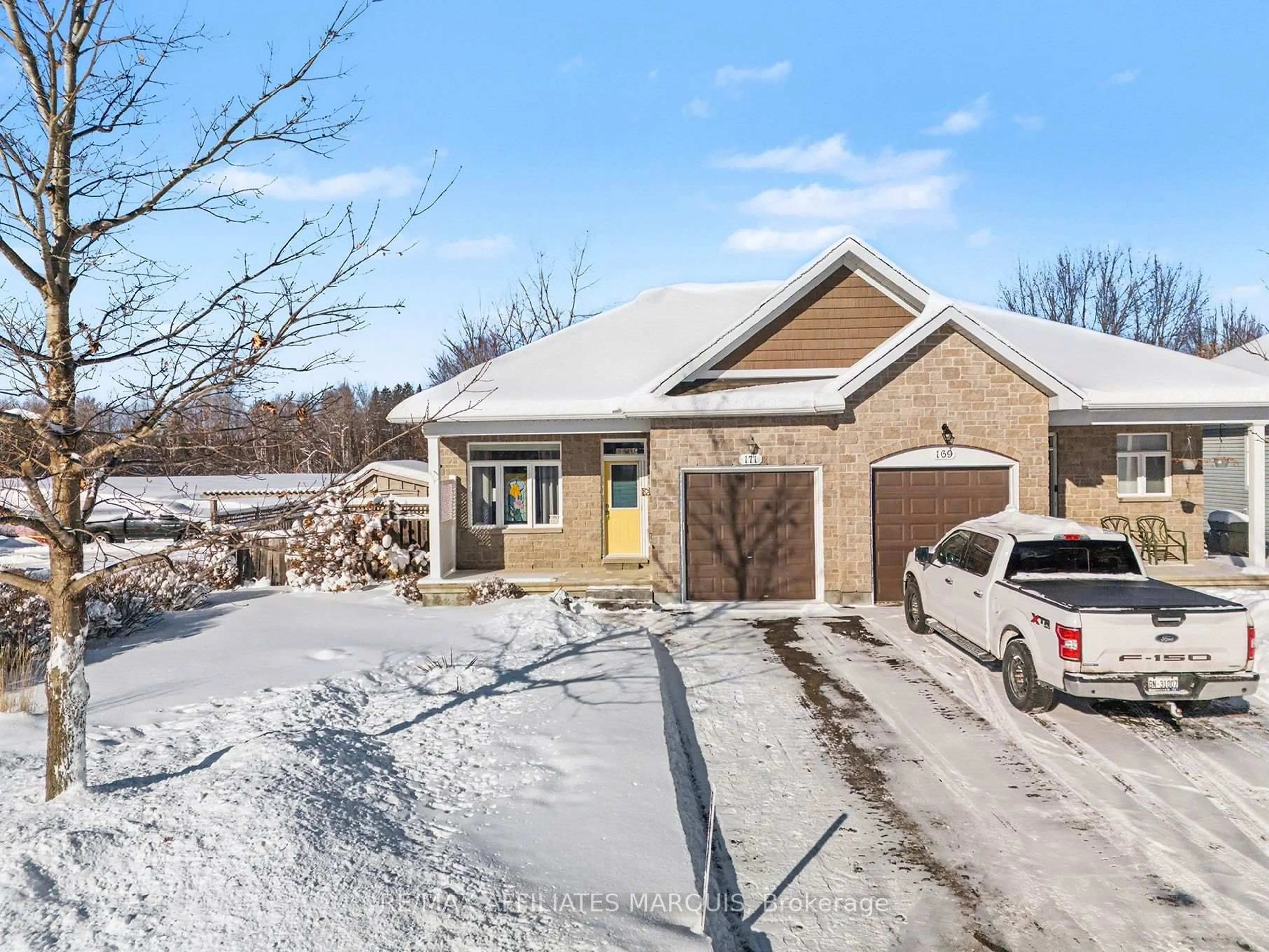 A pic from outside/outdoor area/front of a property/back of a property/a pic from drone, street for 171 Royal Landing Gate, North Grenville Ontario K0G 1J0