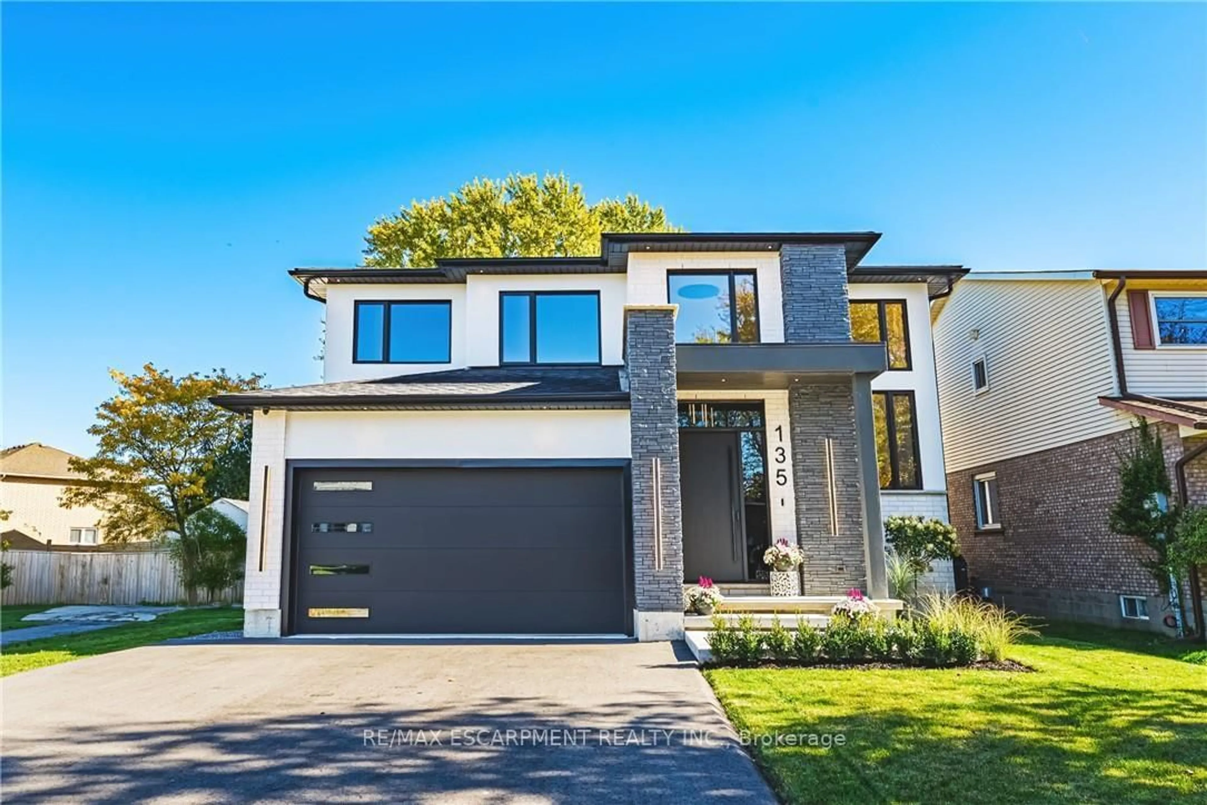 Home with brick exterior material, street for 135 ELEANOR Ave, Hamilton Ontario L8W 1C7