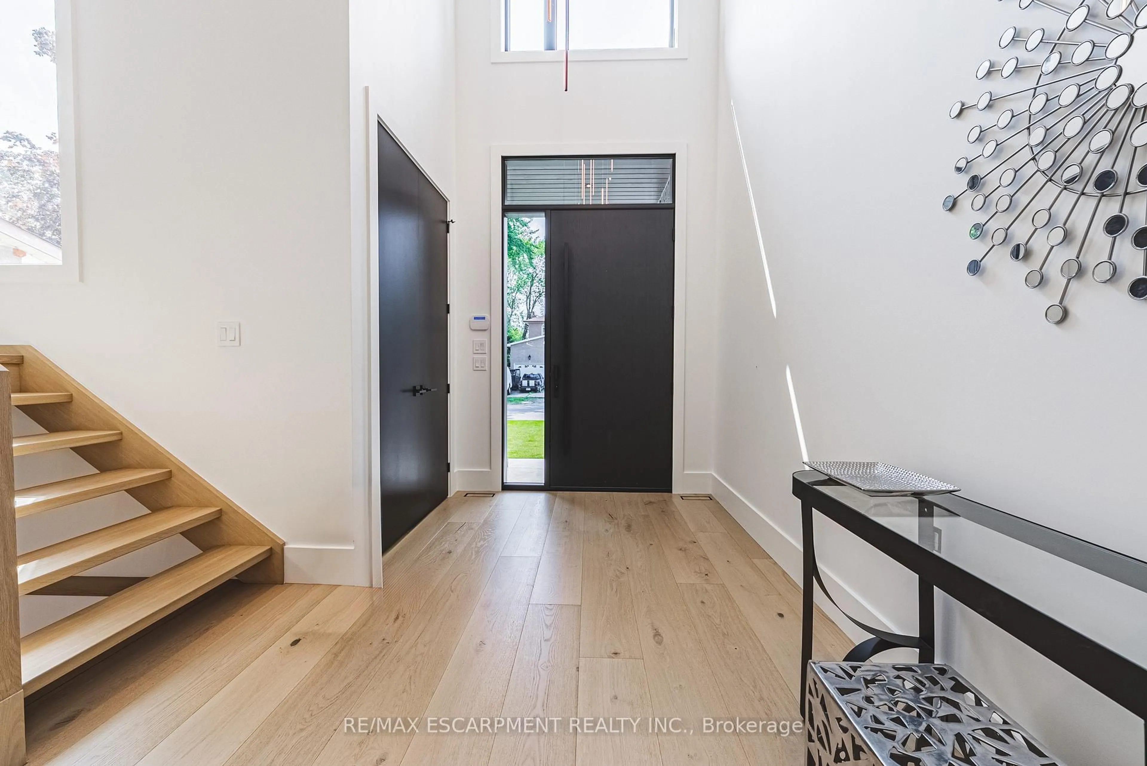 Indoor entryway for 135 ELEANOR Ave, Hamilton Ontario L8W 1C7
