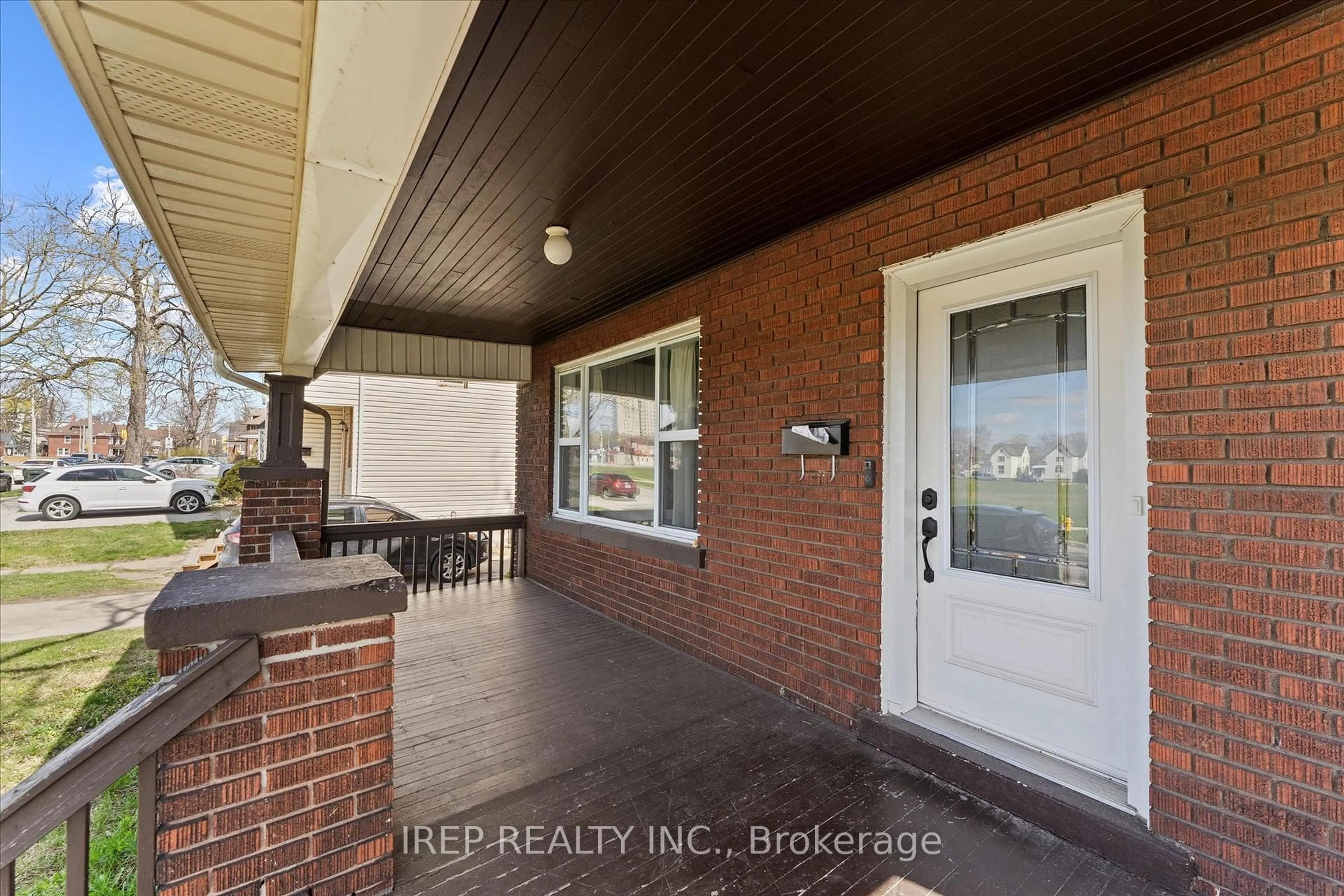 Indoor entryway for 394 Crawford Ave, Windsor Ontario N9A 5C4