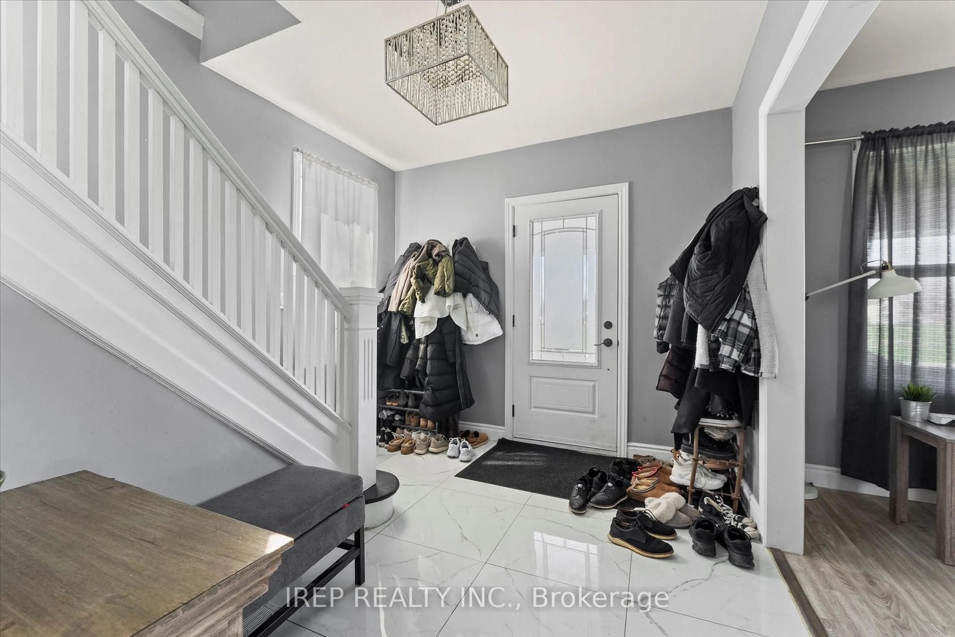 Indoor entryway for 394 Crawford Ave, Windsor Ontario N9A 5C4