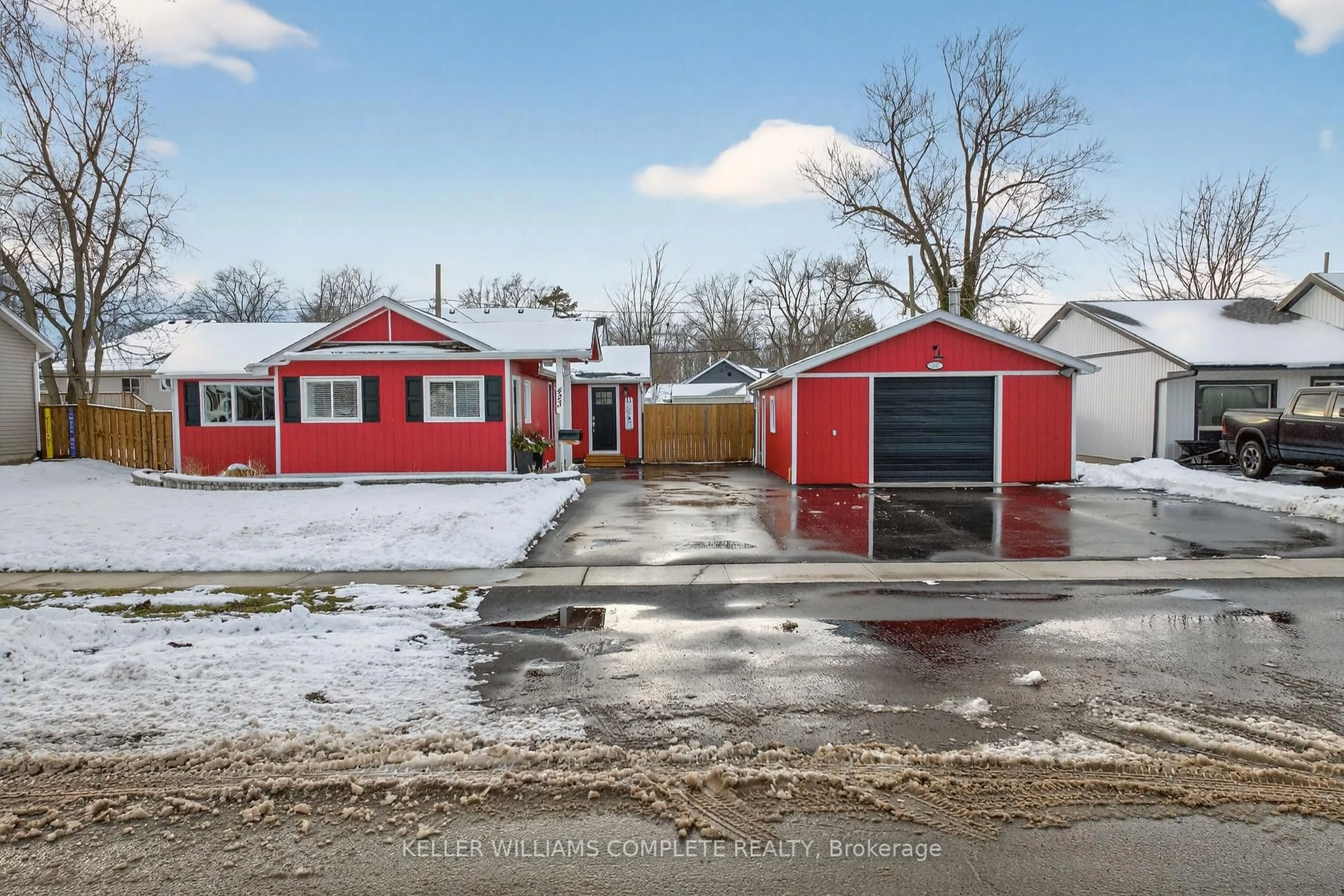 A pic from outside/outdoor area/front of a property/back of a property/a pic from drone, street for 423 Ferndale Ave, Fort Erie Ontario L2A 5C3