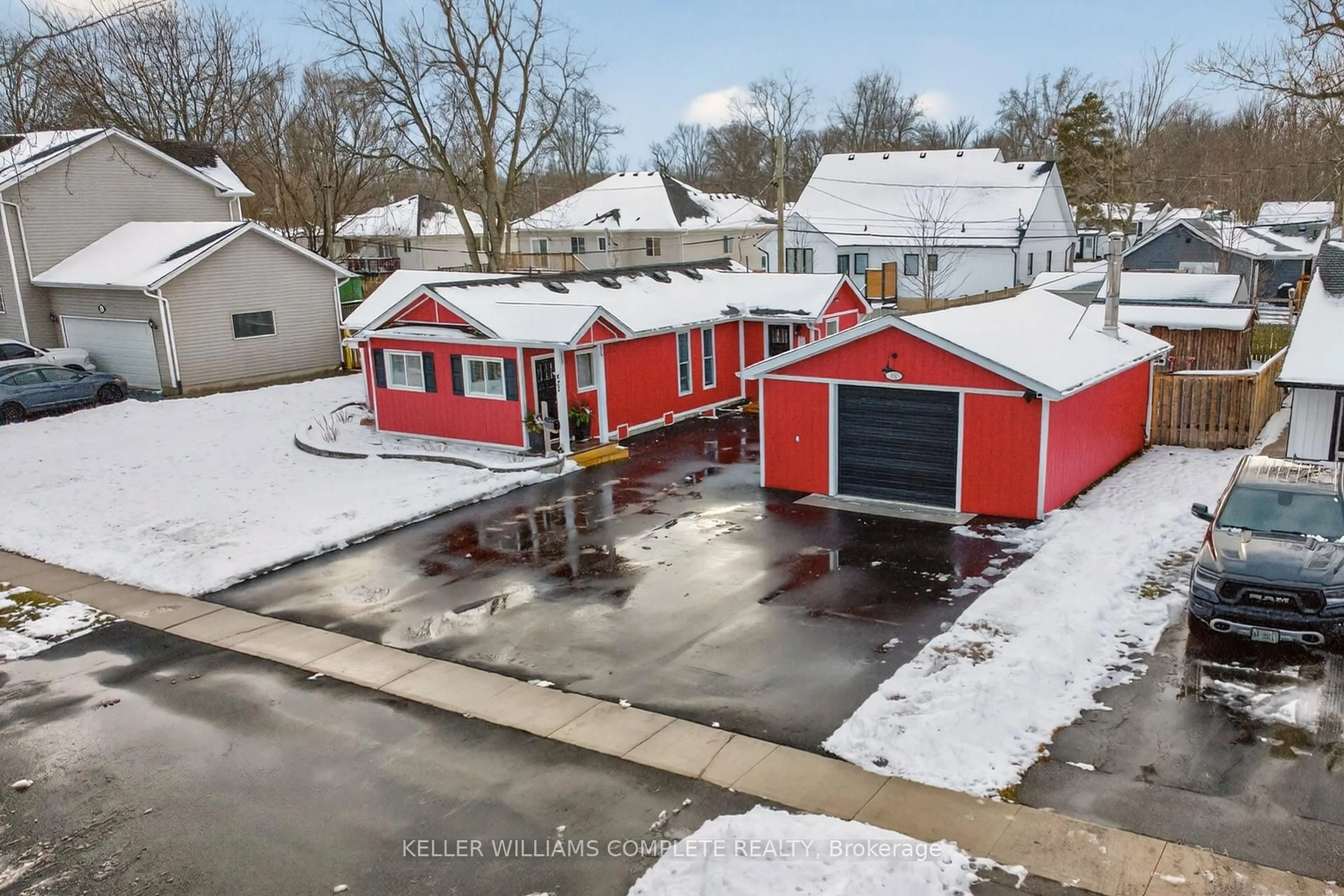 A pic from outside/outdoor area/front of a property/back of a property/a pic from drone, building for 423 Ferndale Ave, Fort Erie Ontario L2A 5C3