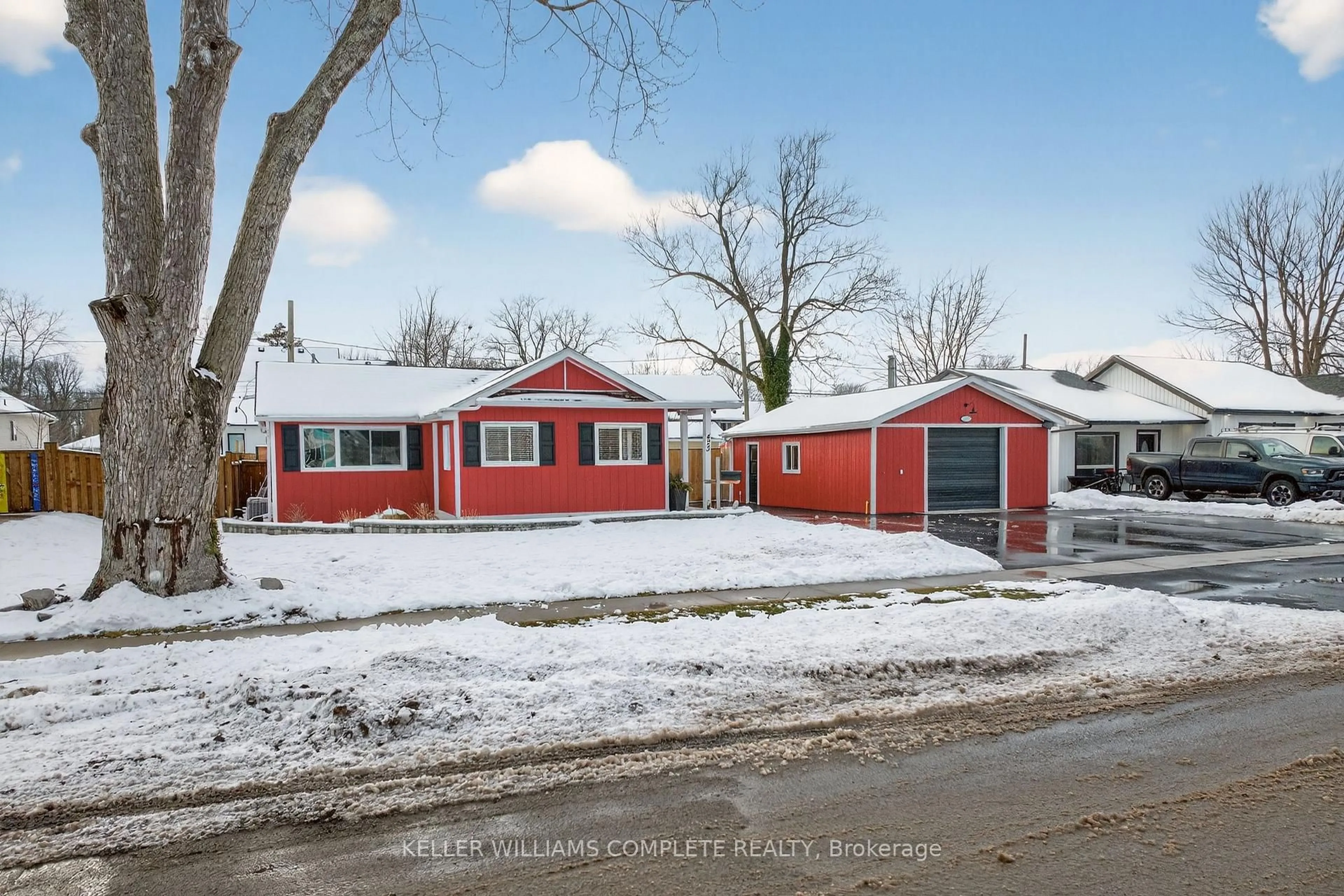Home with vinyl exterior material, street for 423 Ferndale Ave, Fort Erie Ontario L2A 5C3