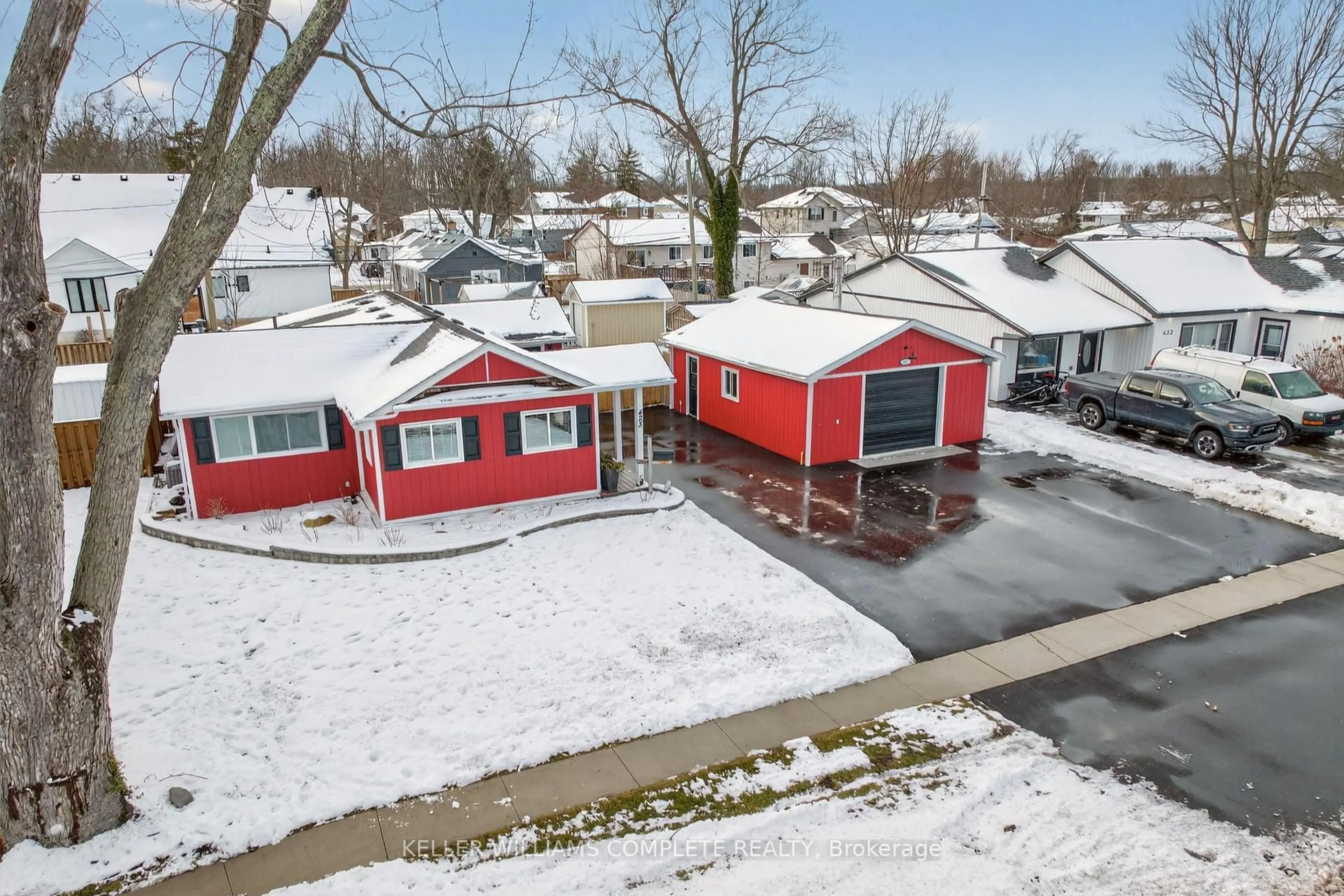 A pic from outside/outdoor area/front of a property/back of a property/a pic from drone, street for 423 Ferndale Ave, Fort Erie Ontario L2A 5C3