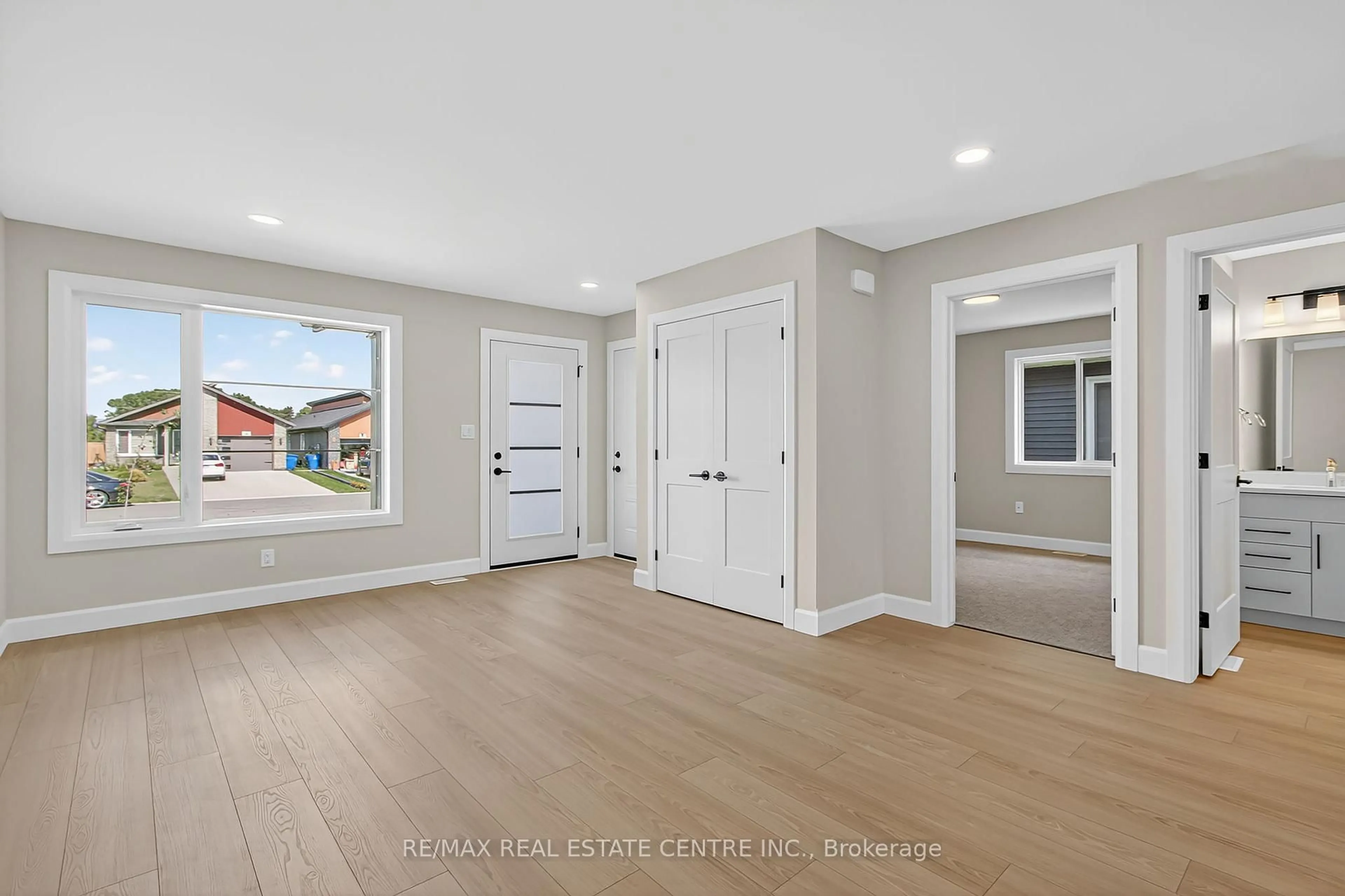 Indoor entryway for 93 Moonstone Cres, Chatham-Kent Ontario N7M 0S2