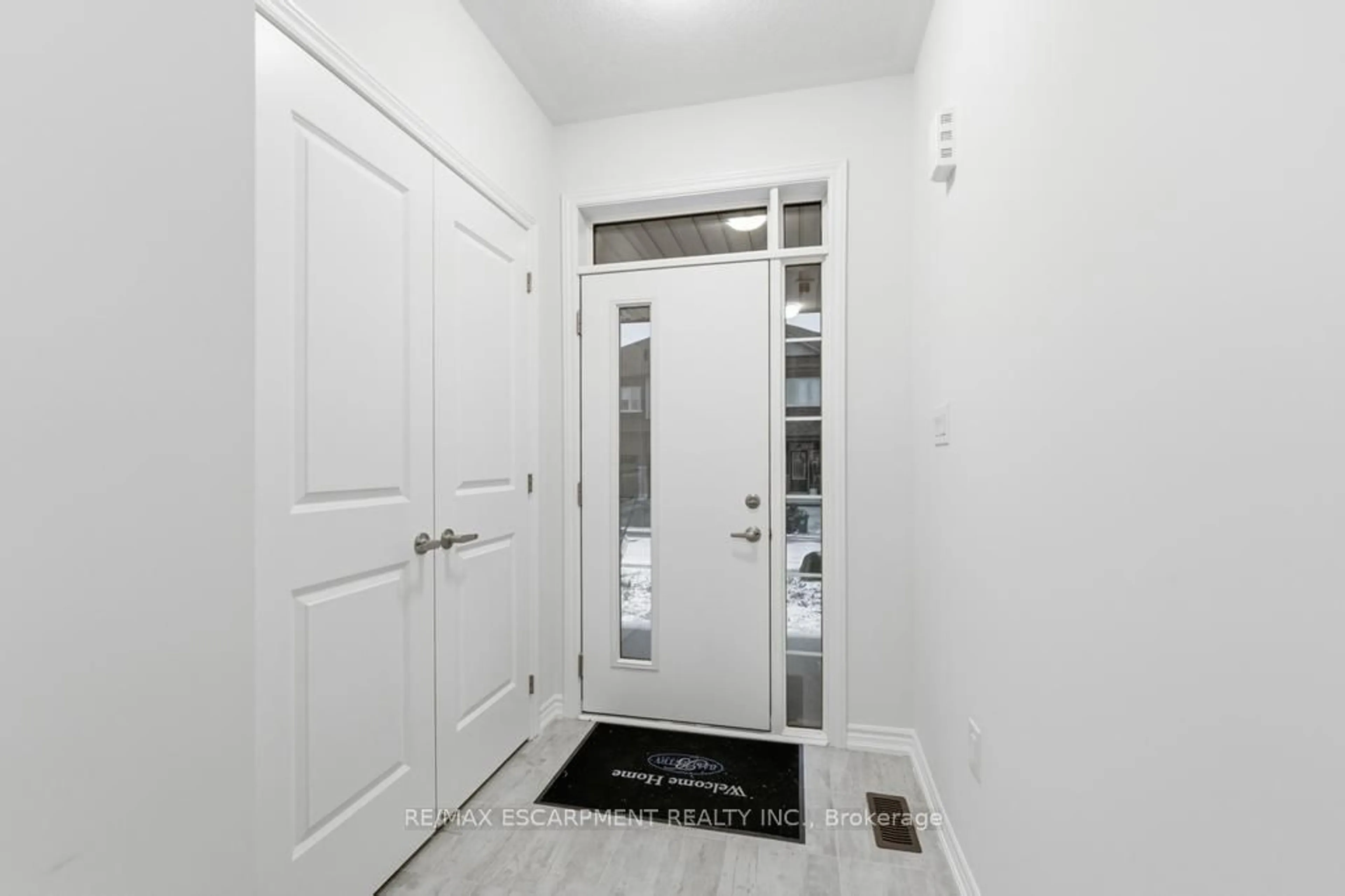 Indoor entryway for 9 Admiral Rd, Welland Ontario L3B 0H3