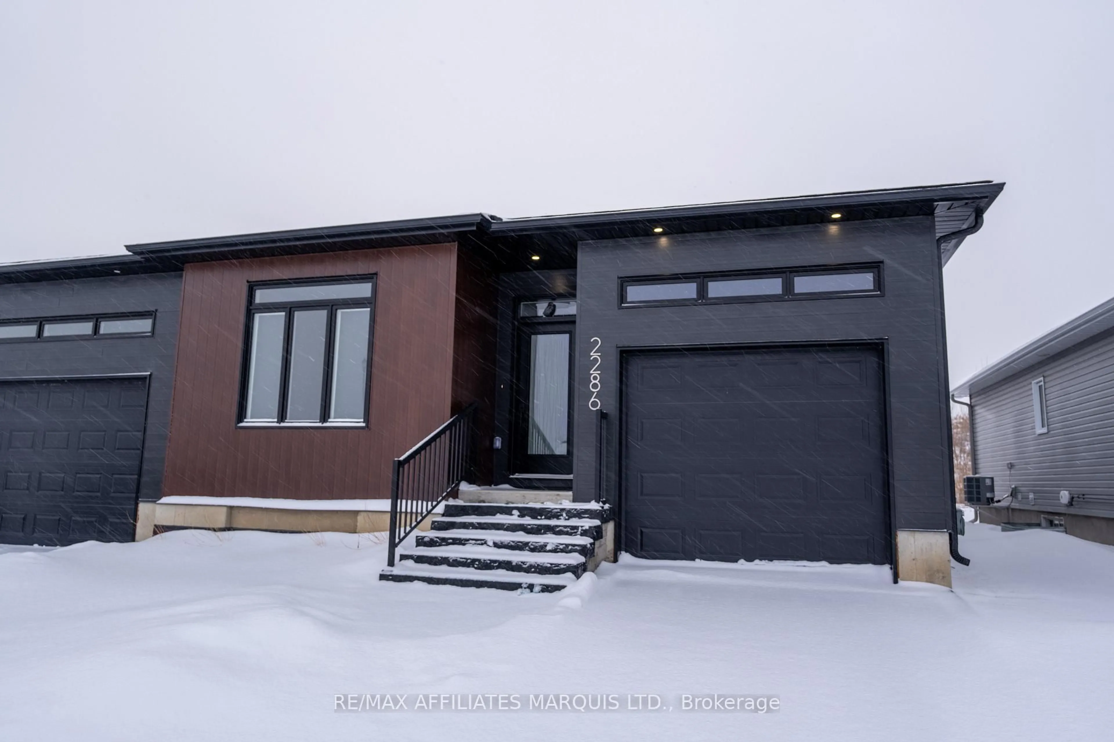 Indoor garage for 2286 Crewson Cres, Cornwall Ontario K6H 0H5