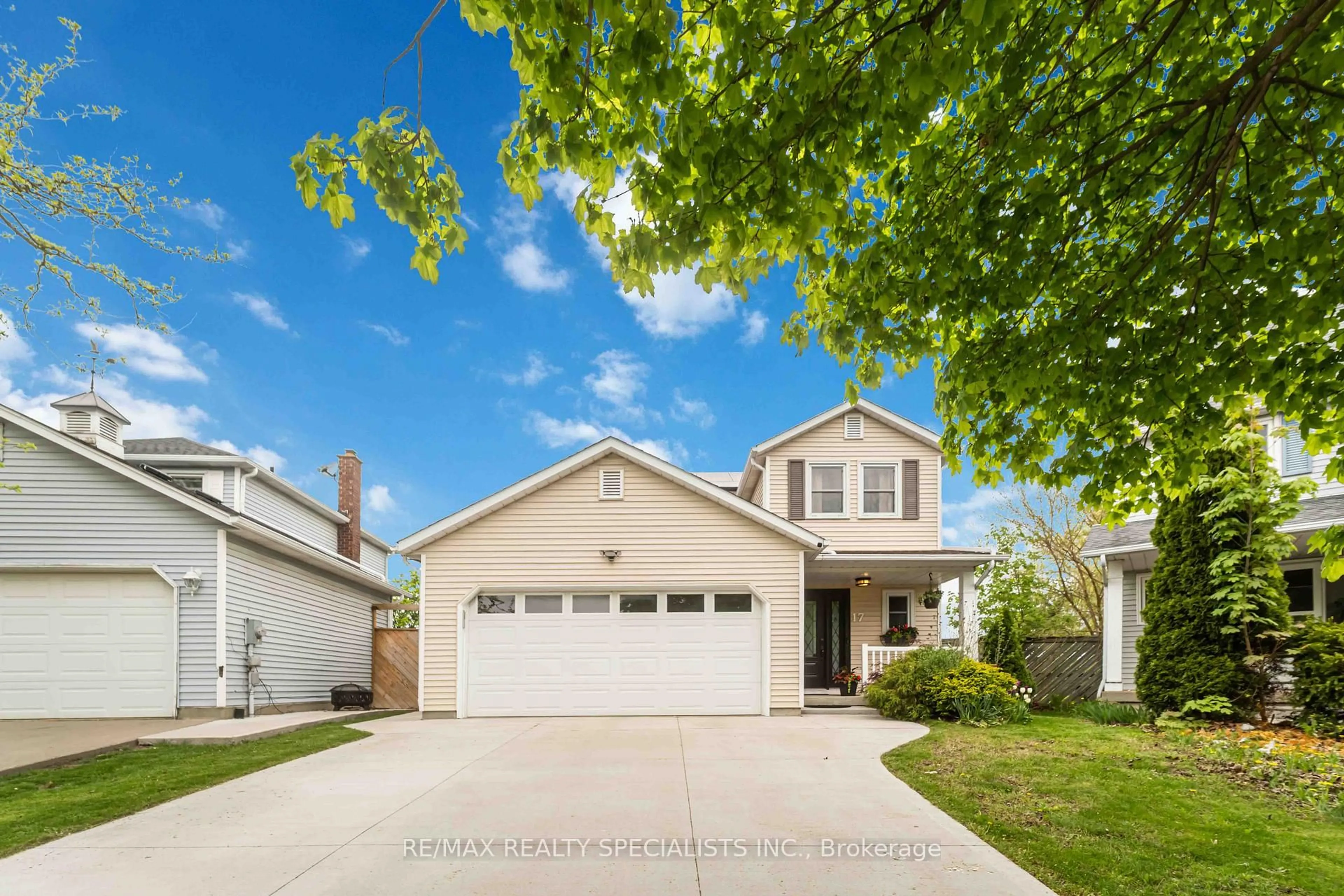 Home with vinyl exterior material, street for 17 Rannie Crt, Thorold Ontario L2V 4X1