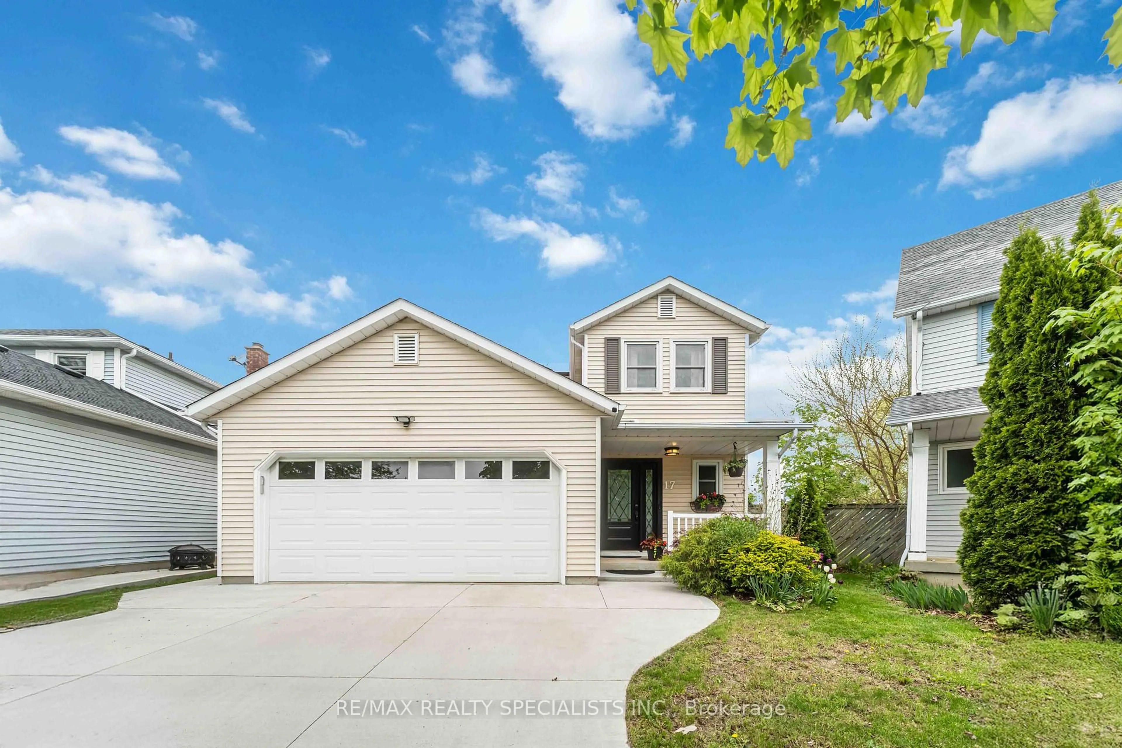 Home with vinyl exterior material, street for 17 Rannie Crt, Thorold Ontario L2V 4X1