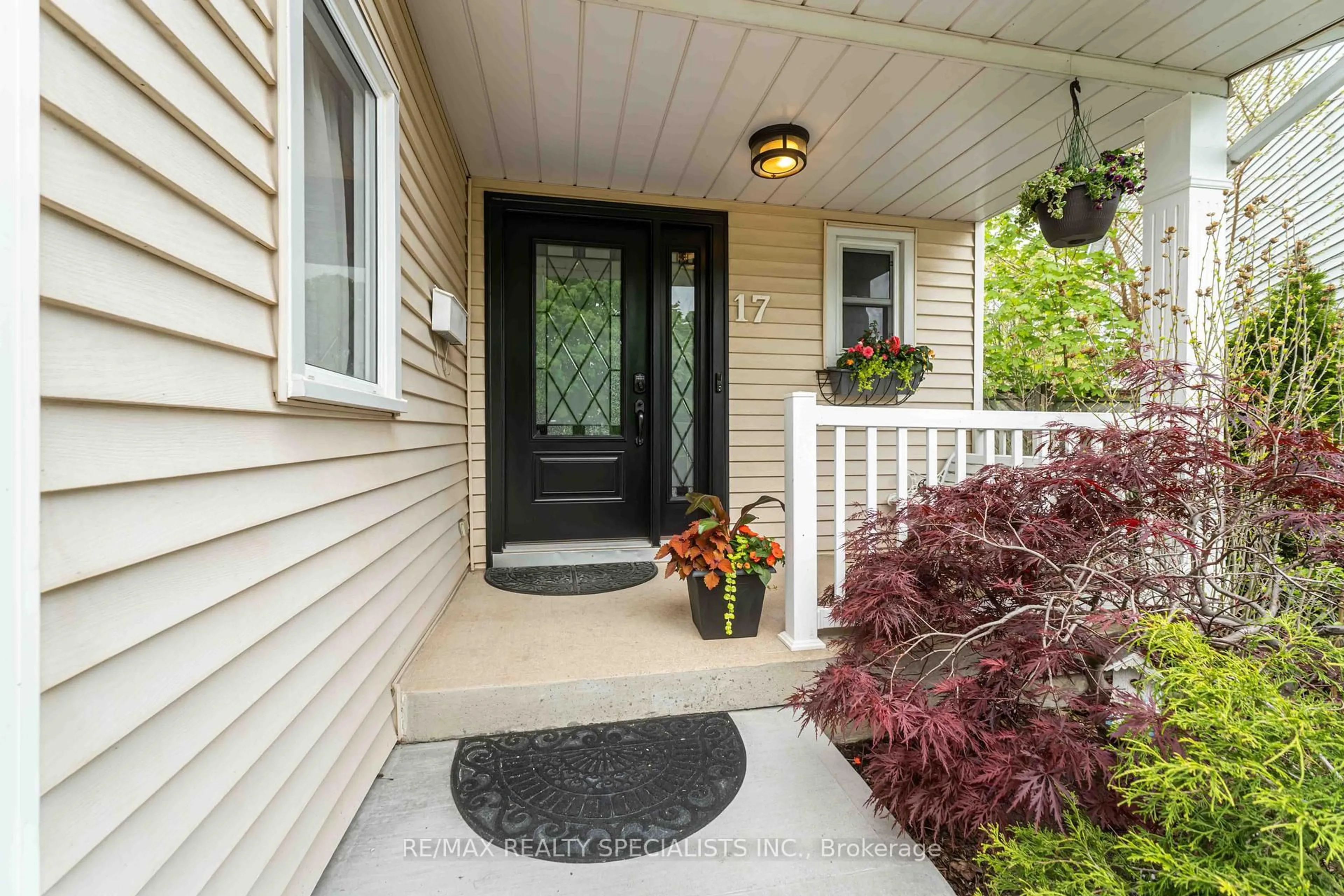 Indoor entryway for 17 Rannie Crt, Thorold Ontario L2V 4X1