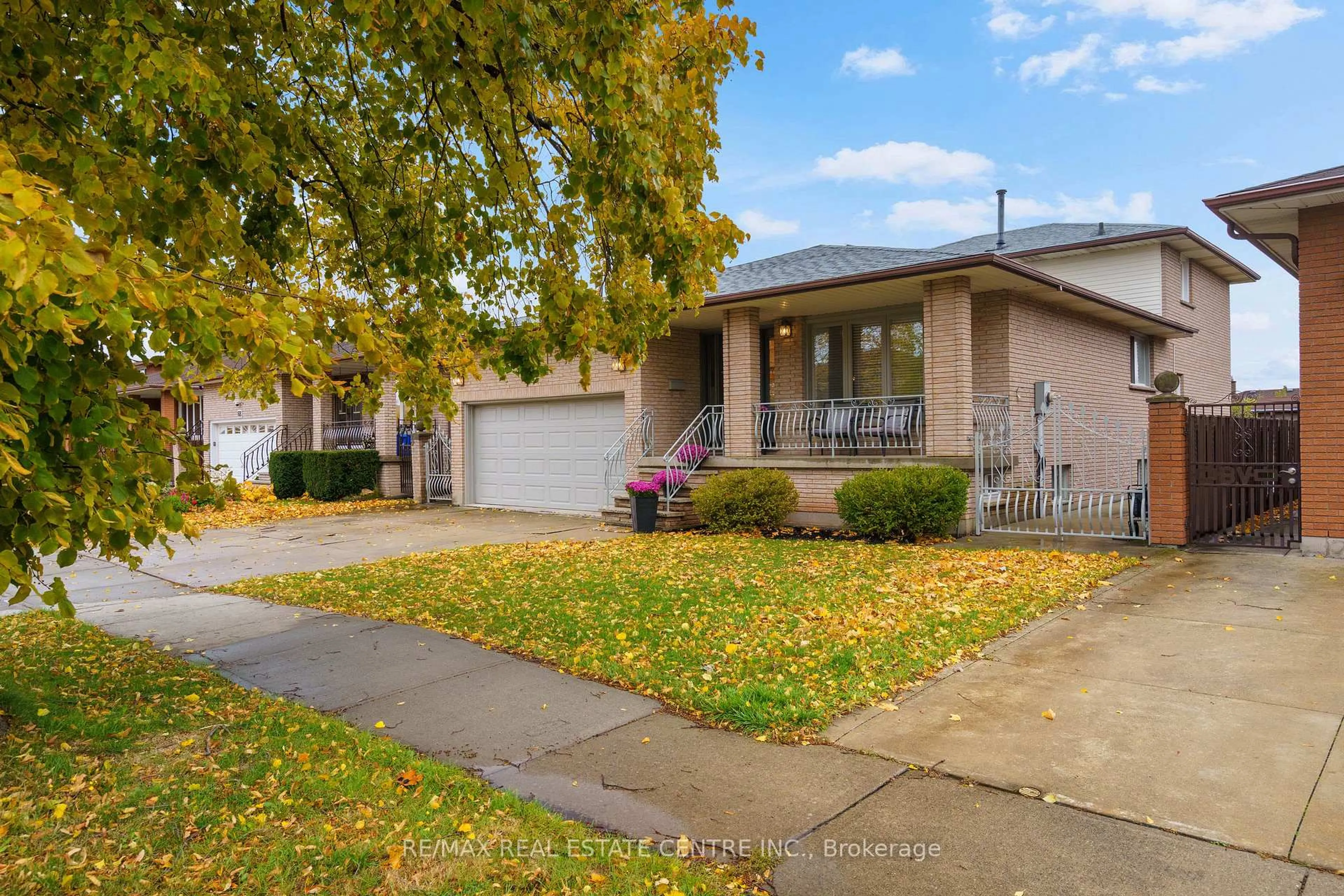 Home with vinyl exterior material, street for 66 Ellington Ave, Hamilton Ontario L8E 3T6