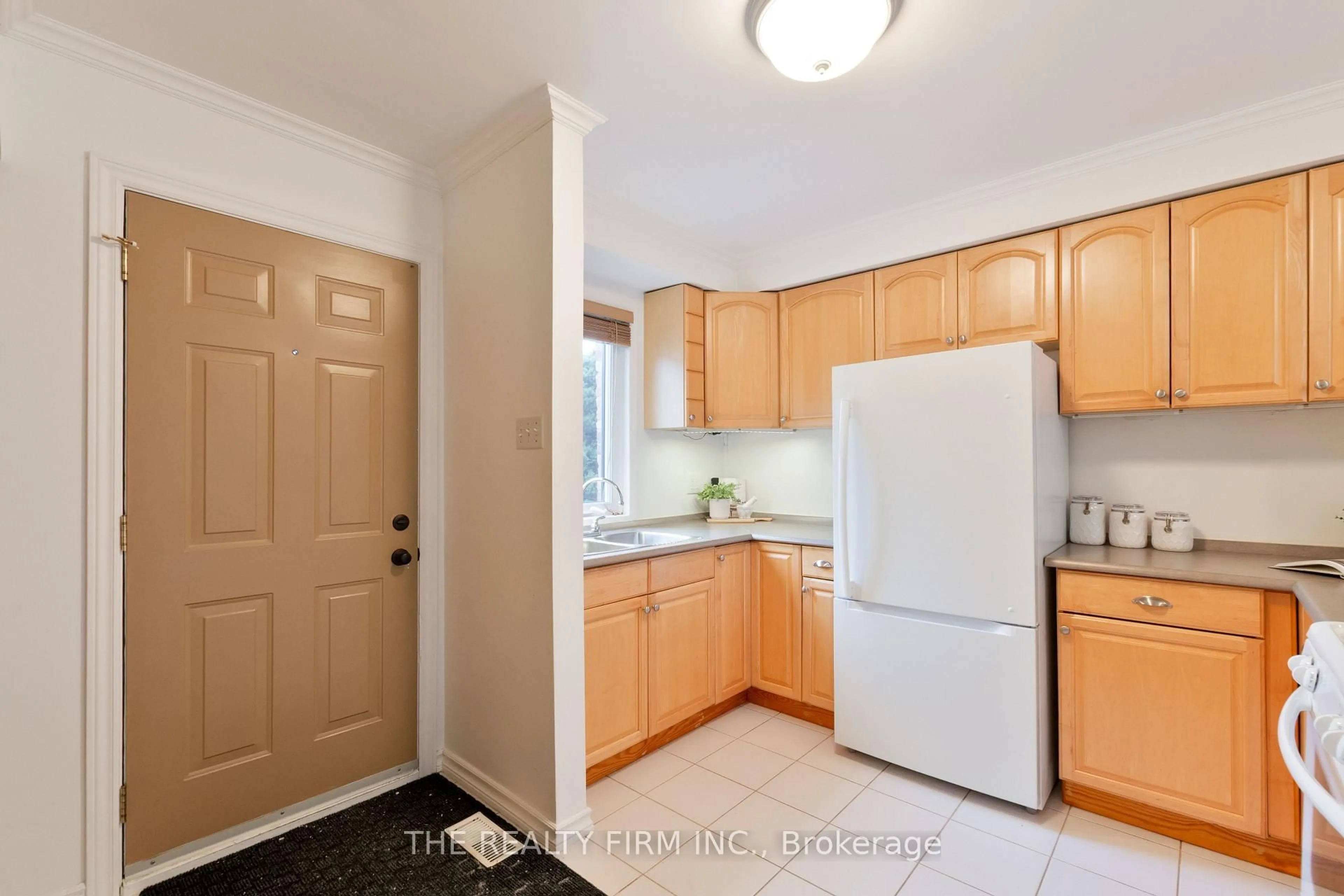 Standard kitchen, unknown for 221 Millbank Dr, London South Ontario N6C 4V9