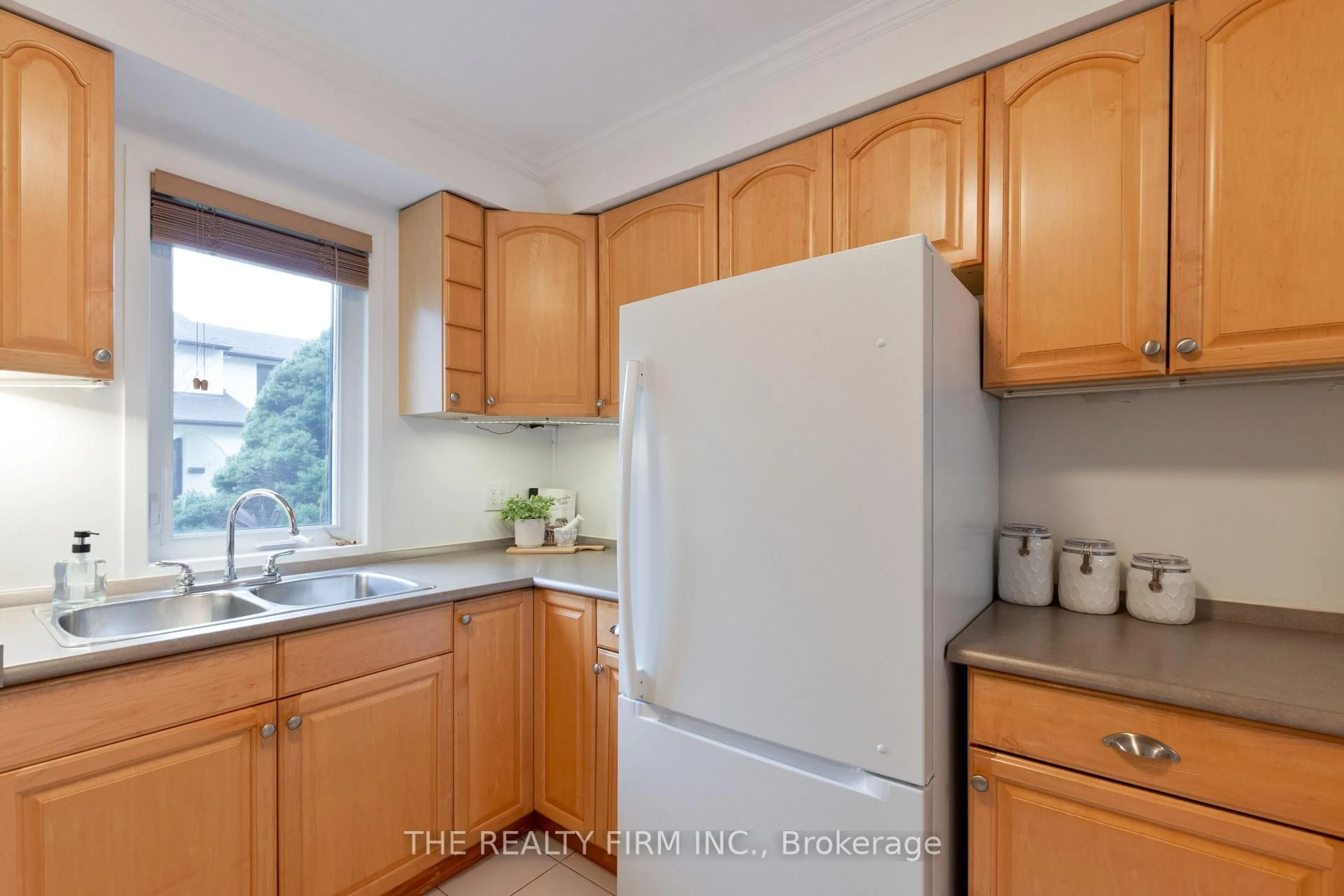 Standard kitchen, unknown for 221 Millbank Dr, London South Ontario N6C 4V9