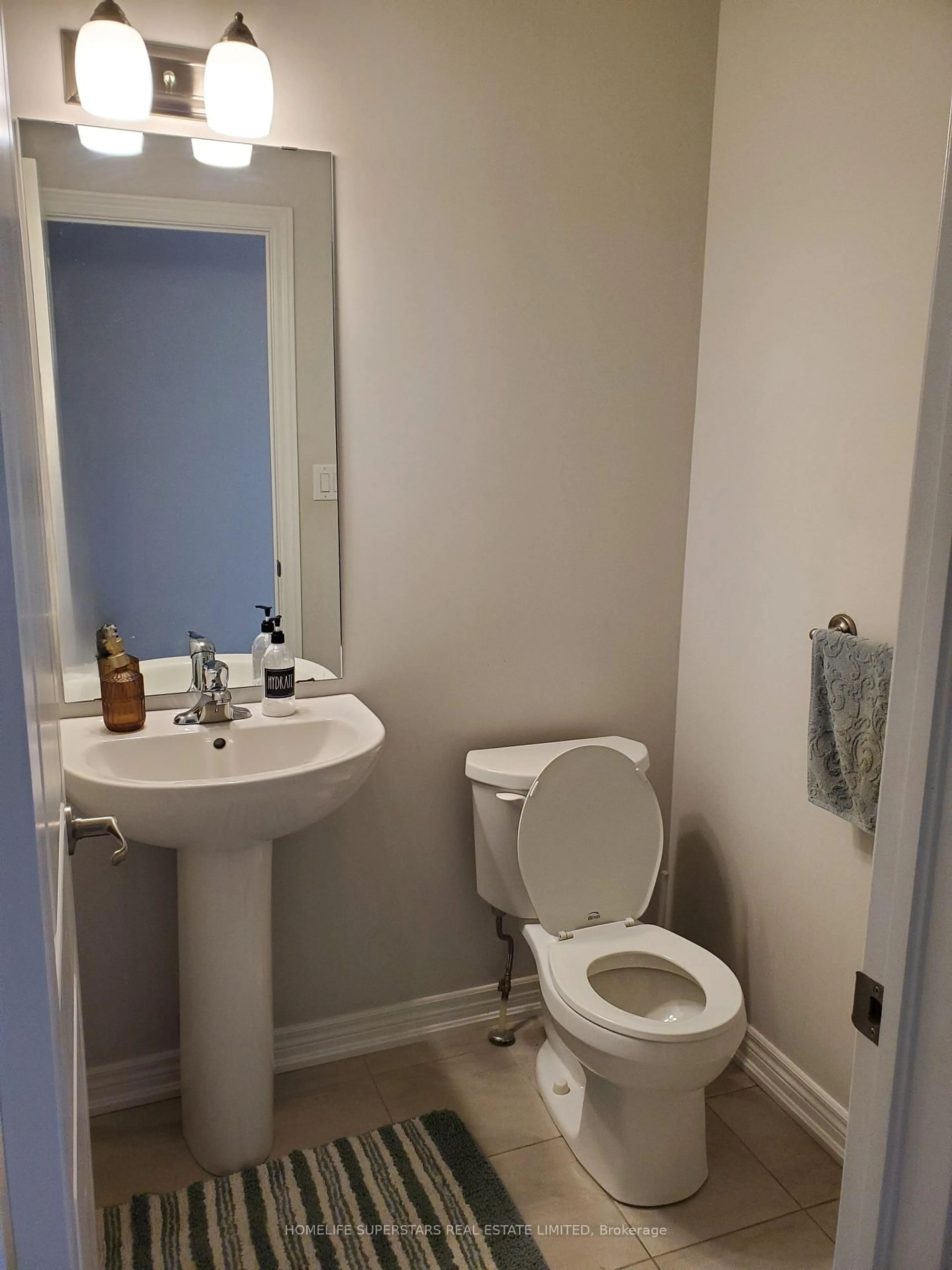 Standard bathroom, floor is not visible for 100 Sunflower Pl, Welland Ontario L3C 0H8