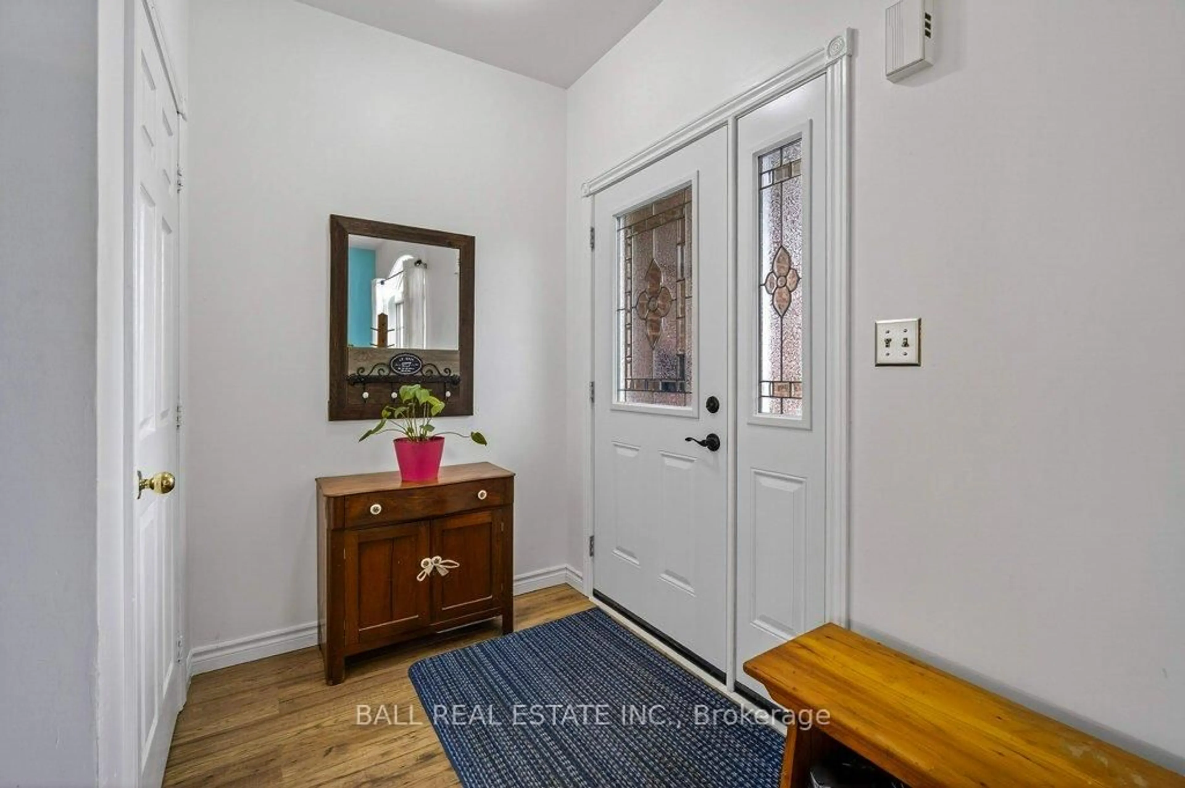 Indoor entryway for 116 Adelaide St, Kawartha Lakes Ontario K9V 0B7