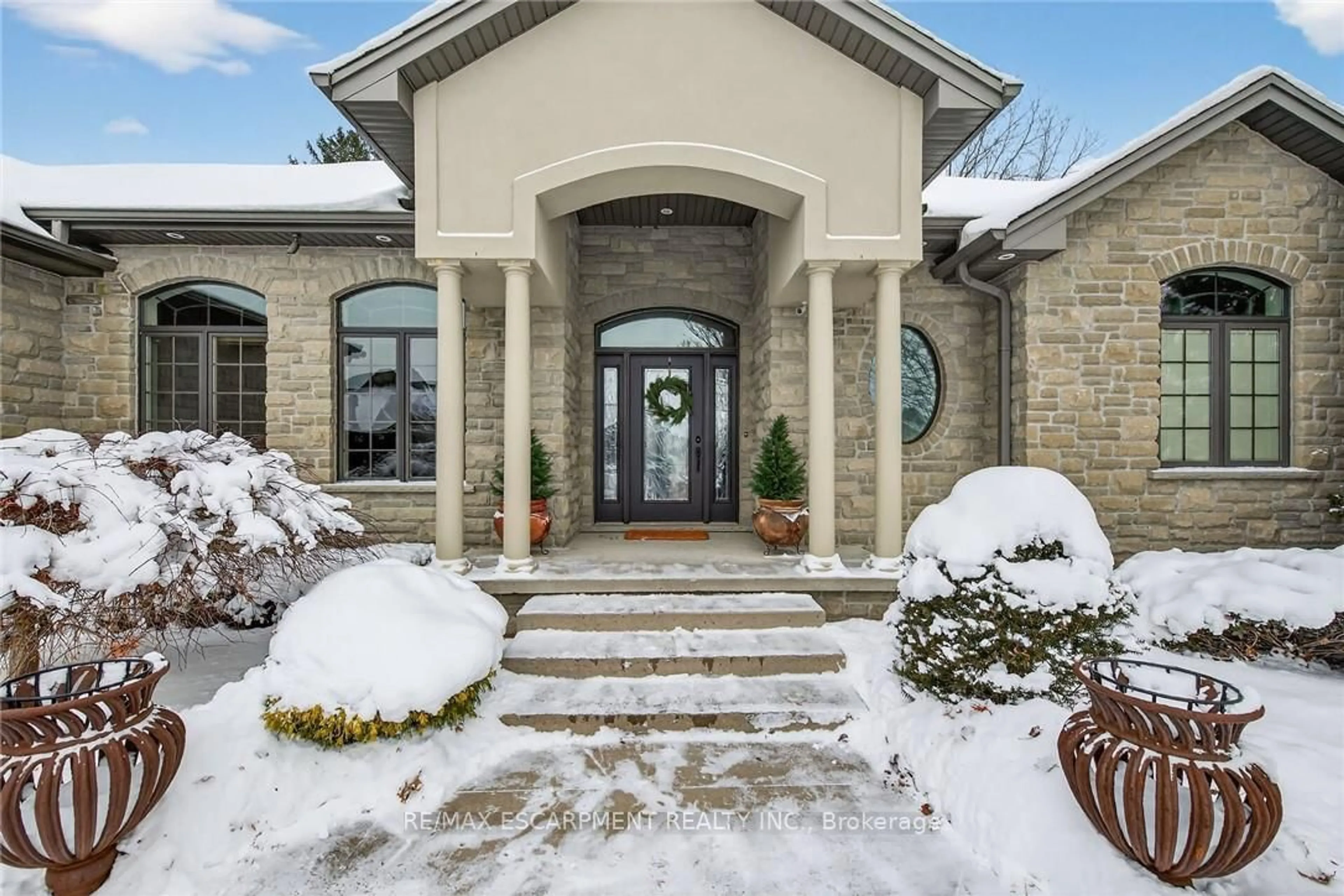 Indoor entryway for 72 YEAGER Ave, Norfolk Ontario N3Y 5N4