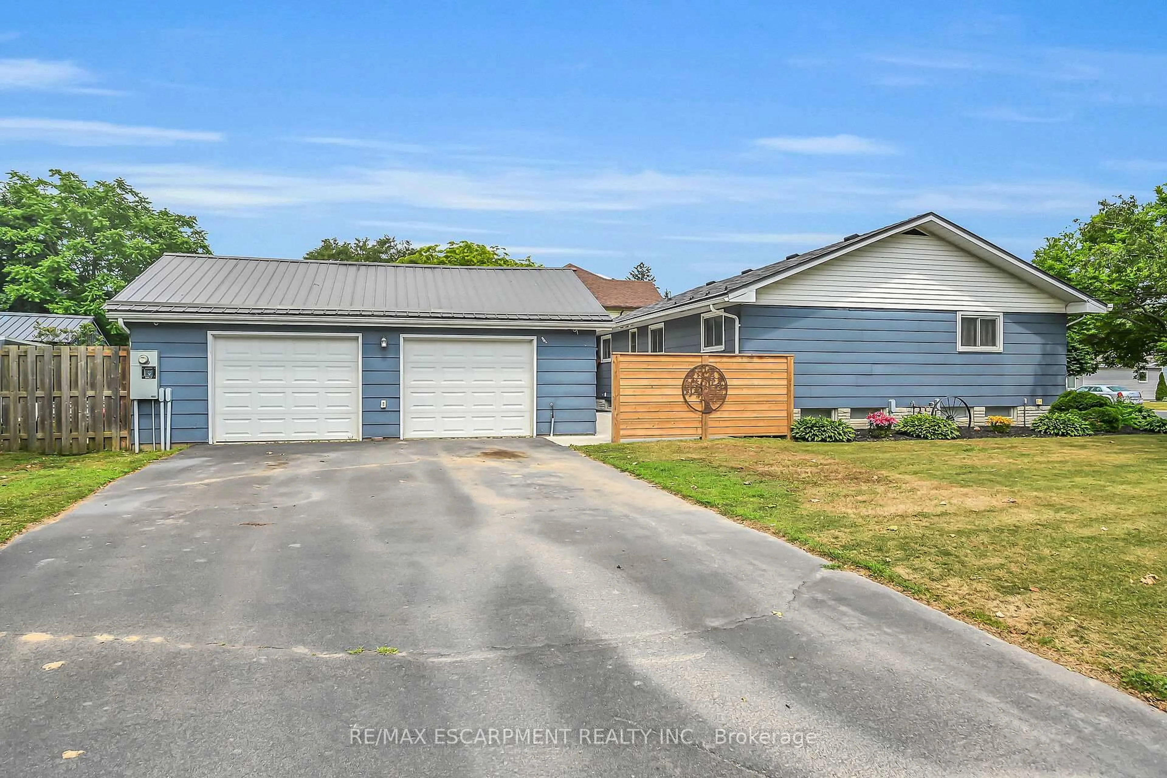 A pic from outside/outdoor area/front of a property/back of a property/a pic from drone, street for 4 Clifford St, Norfolk Ontario N0A 1N0