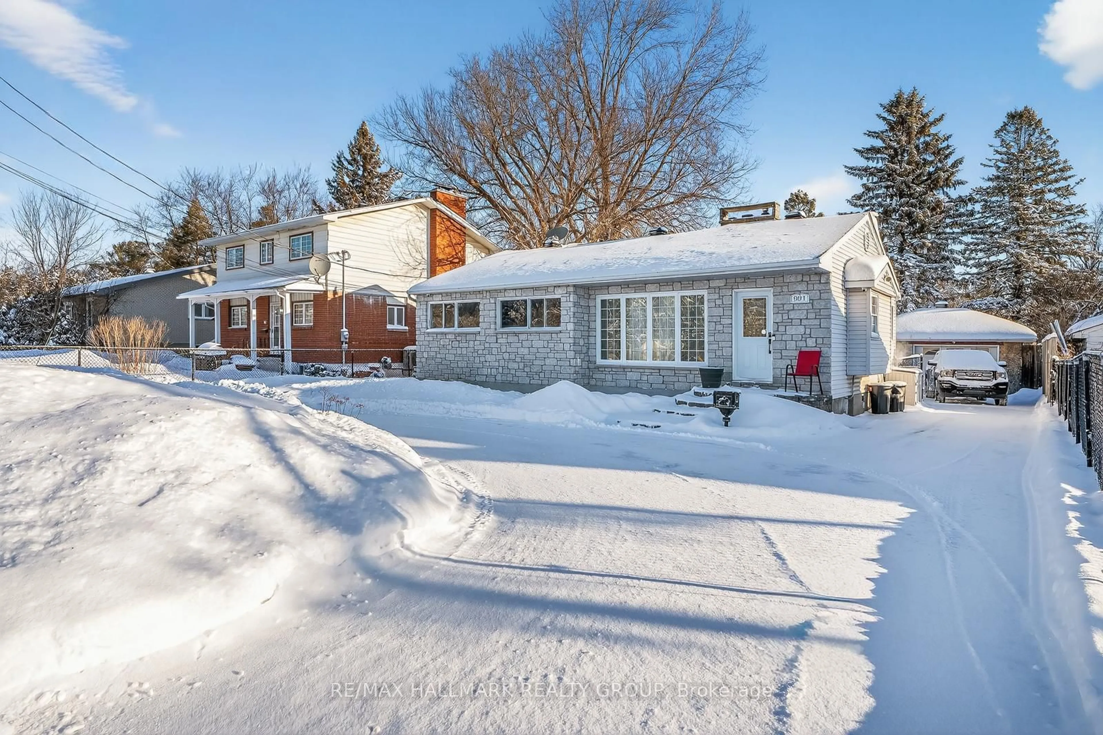 A pic from outside/outdoor area/front of a property/back of a property/a pic from drone, street for 991 BLAIR Rd, Ottawa Ontario K1J 7M9