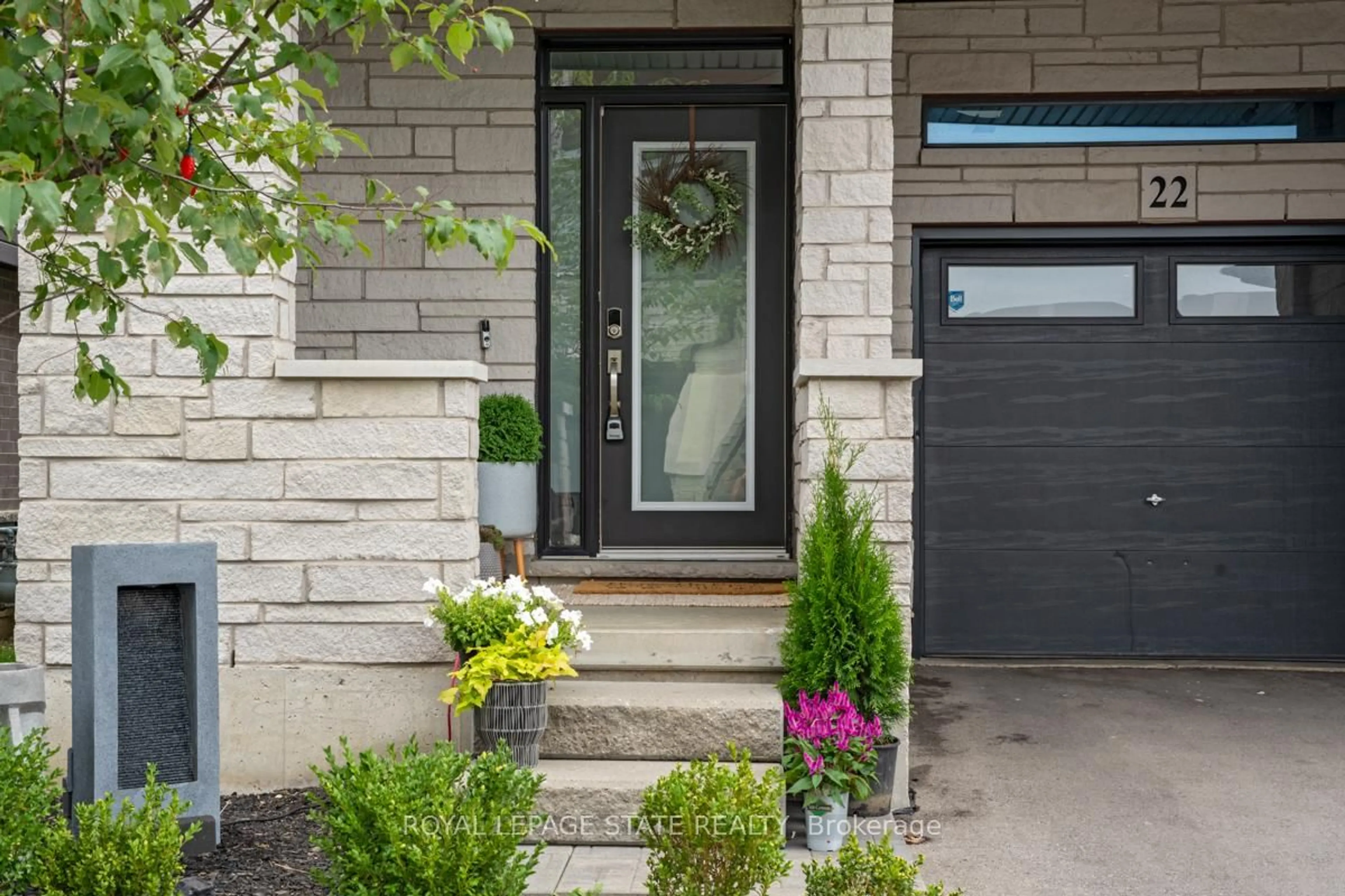 Indoor entryway for 35 Midhurst Hts #22, Hamilton Ontario L8J 0K9