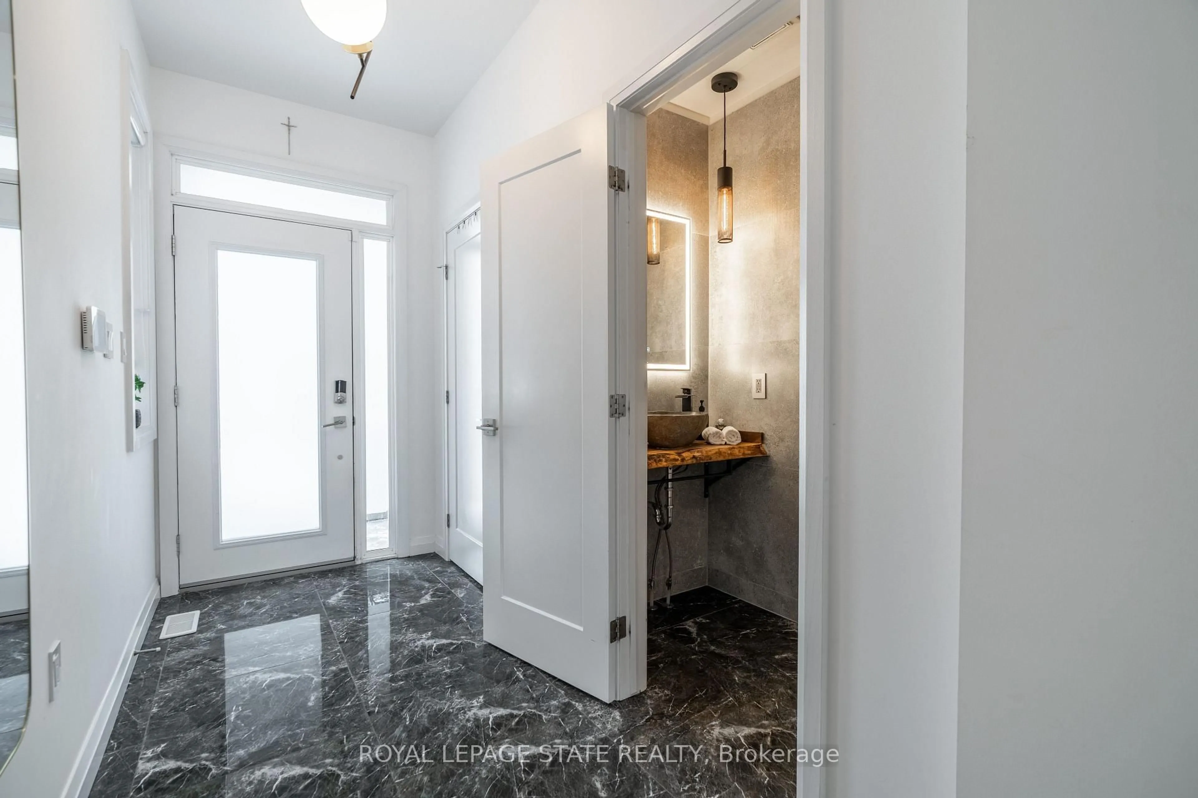 Indoor entryway for 35 Midhurst Hts #22, Hamilton Ontario L8J 0K9