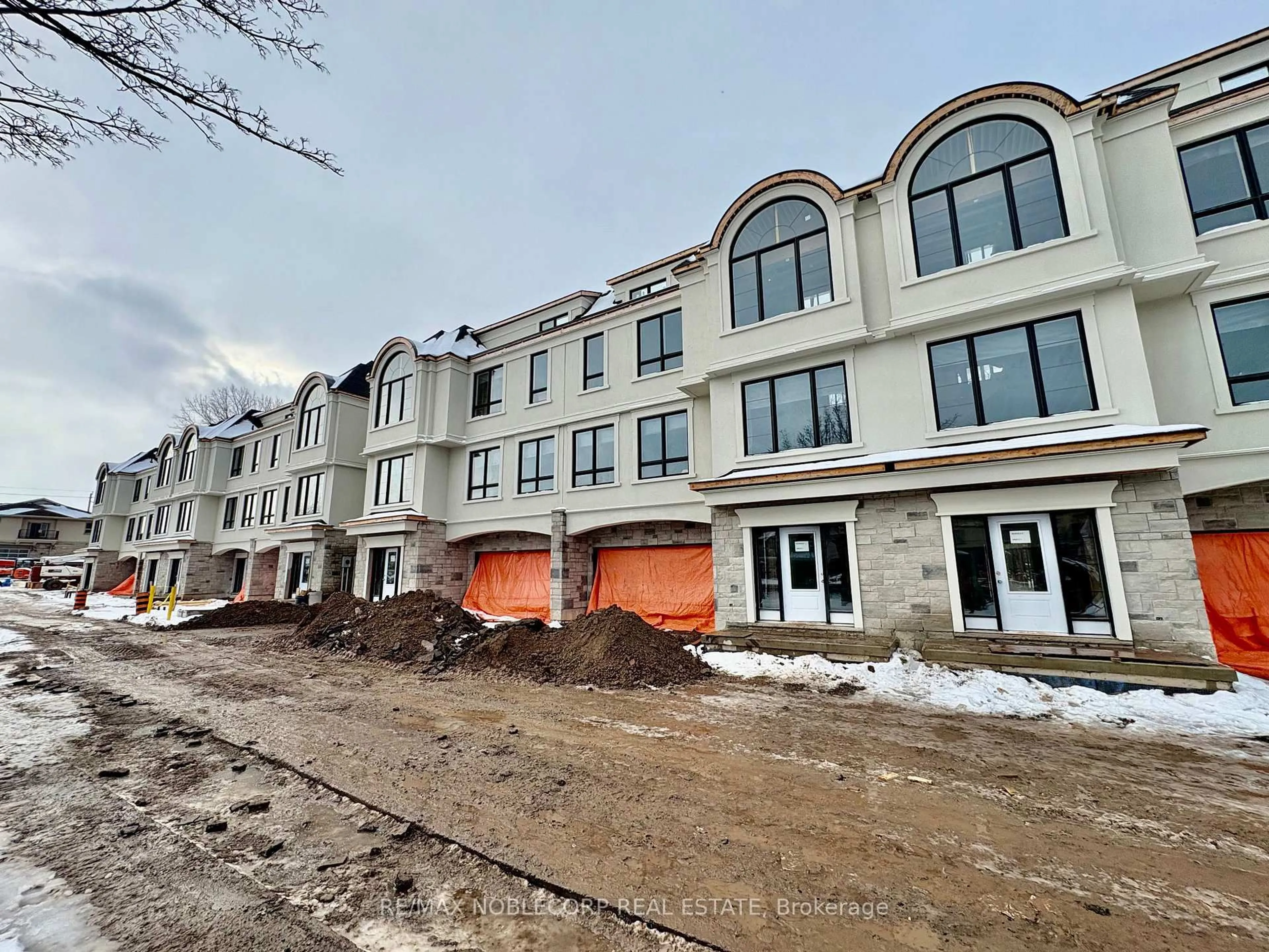 A pic from outside/outdoor area/front of a property/back of a property/a pic from drone, building for 15 Lake St #Inspiration Point, TH#7, Grimsby Ontario L3M 2G4