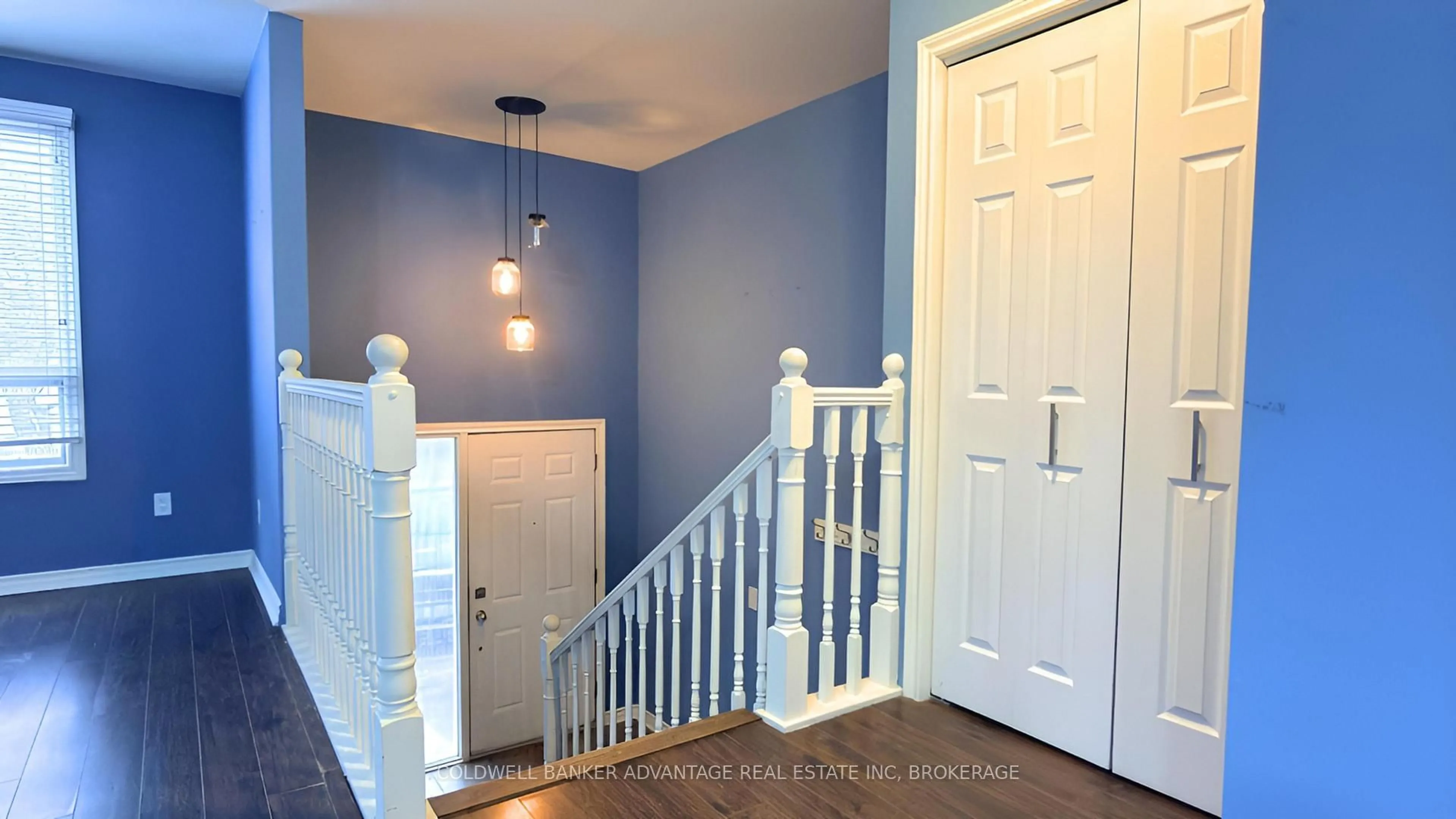 Indoor entryway for 22 Ravine Rd, St. Catharines Ontario L2P 3A7