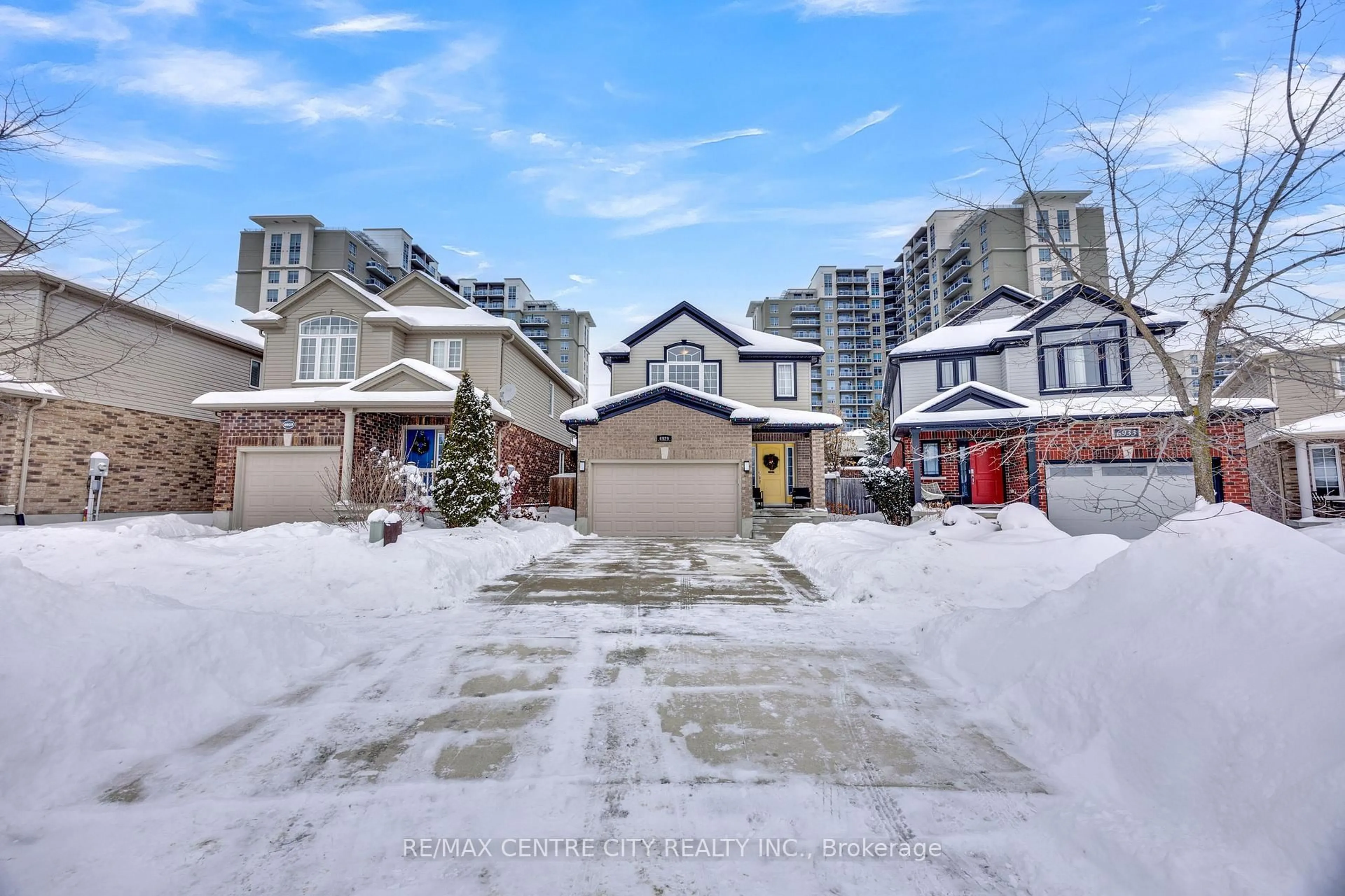 A pic from outside/outdoor area/front of a property/back of a property/a pic from drone, street for 6929 Vallas Circ, London South Ontario N6P 0V4
