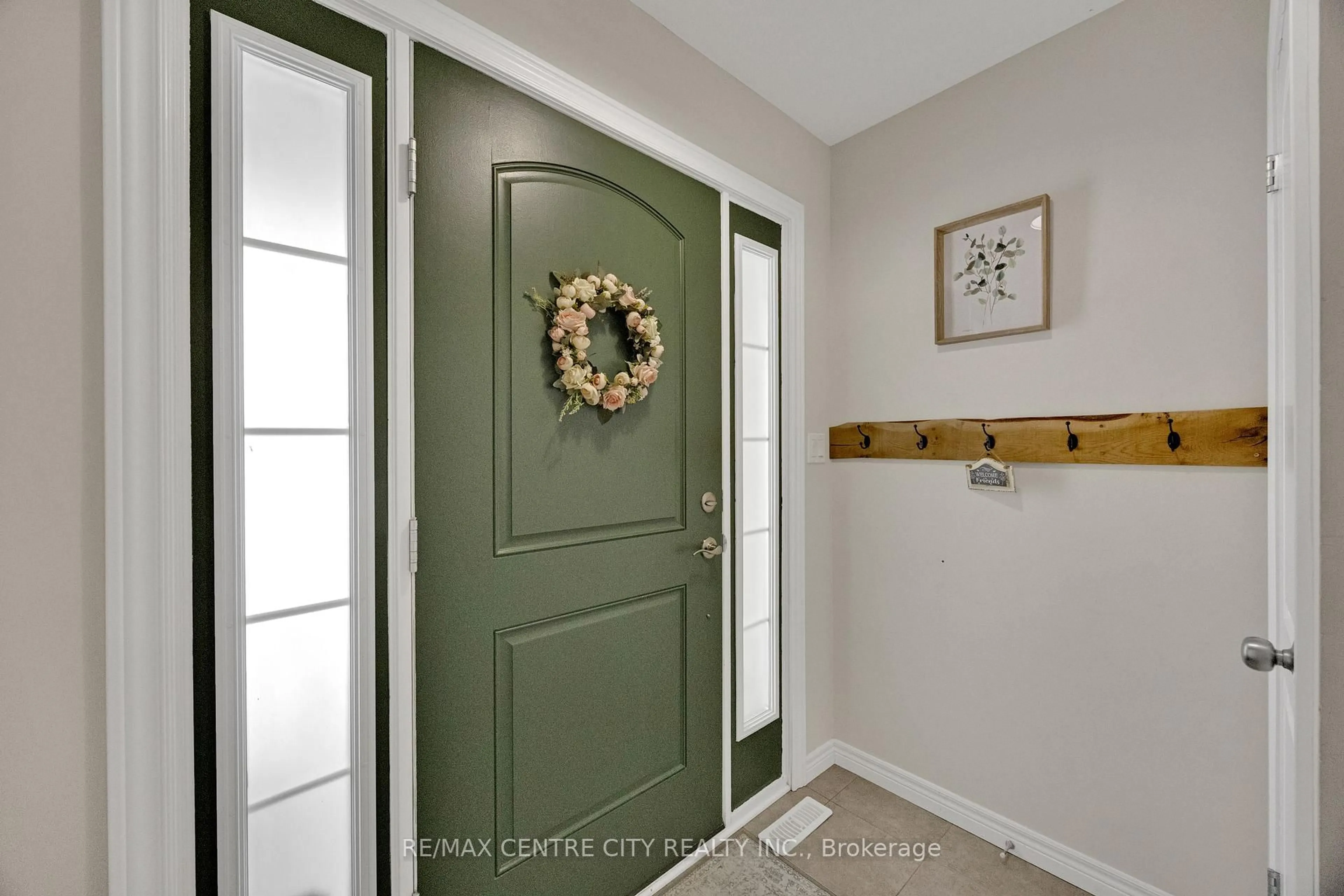 Indoor entryway for 6929 Vallas Circ, London South Ontario N6P 0V4