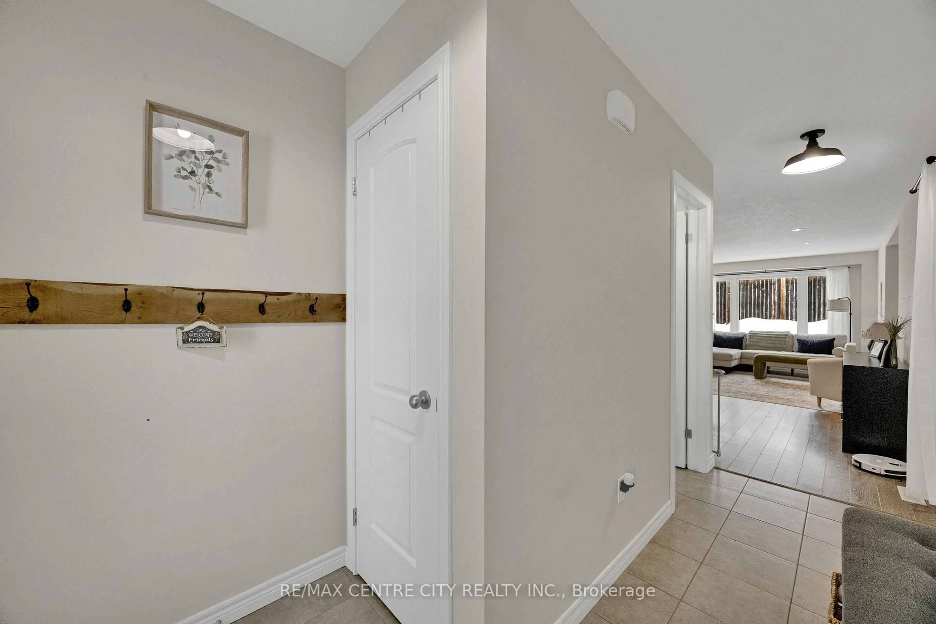 Indoor entryway for 6929 Vallas Circ, London South Ontario N6P 0V4