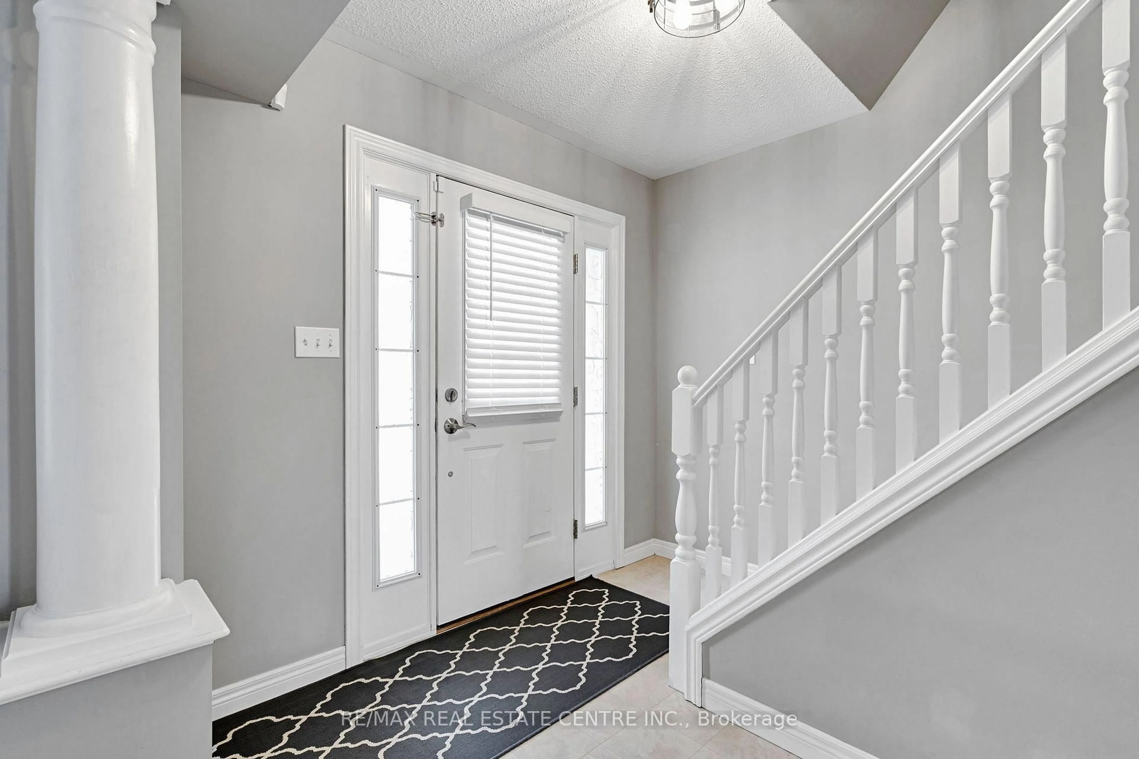 Indoor entryway for 16 Falconridge Crt, St. Thomas Ontario N5R 6J2