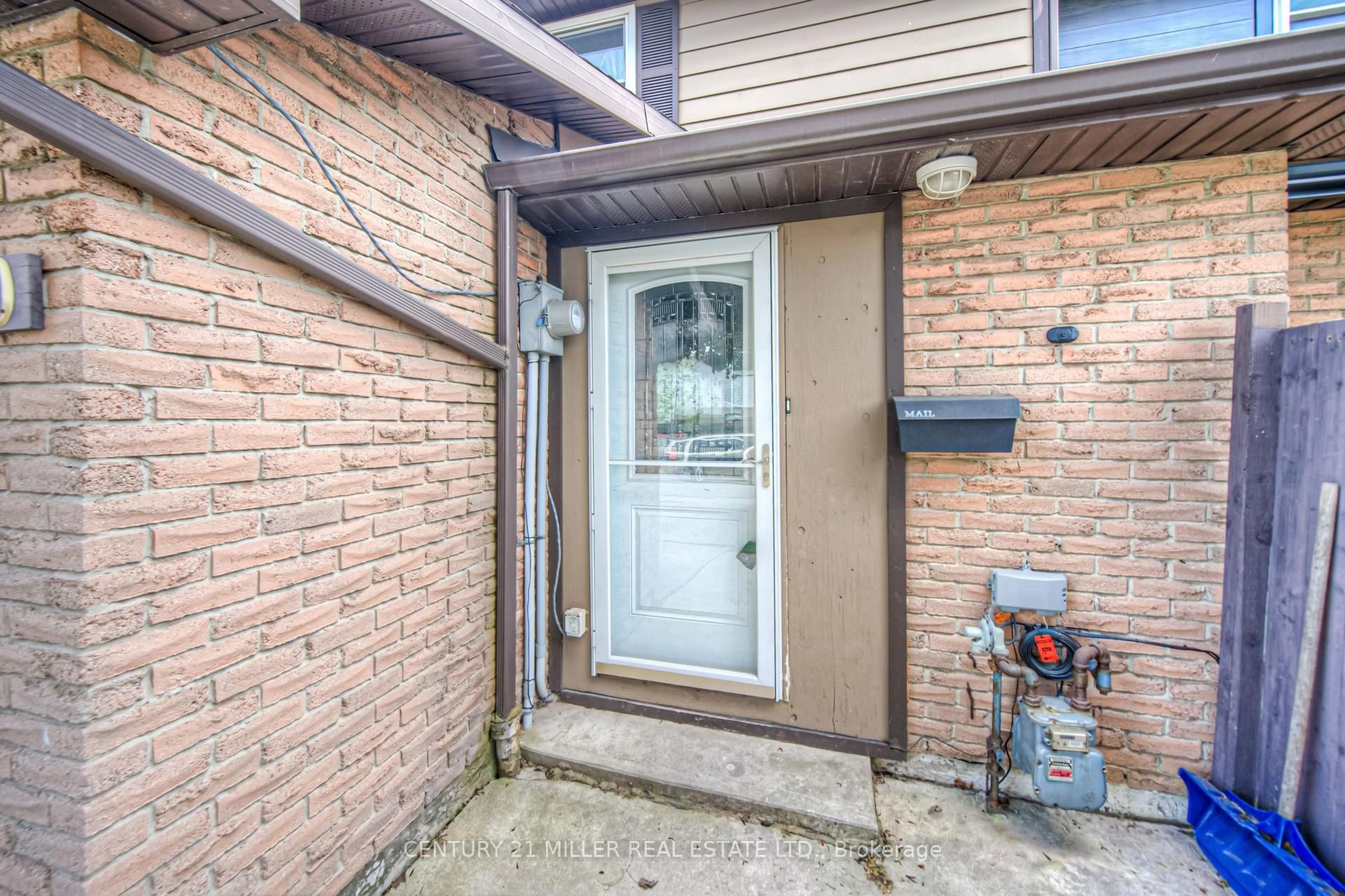Indoor entryway for 110 Gledhill Cres, Hamilton Ontario L9C 6H4