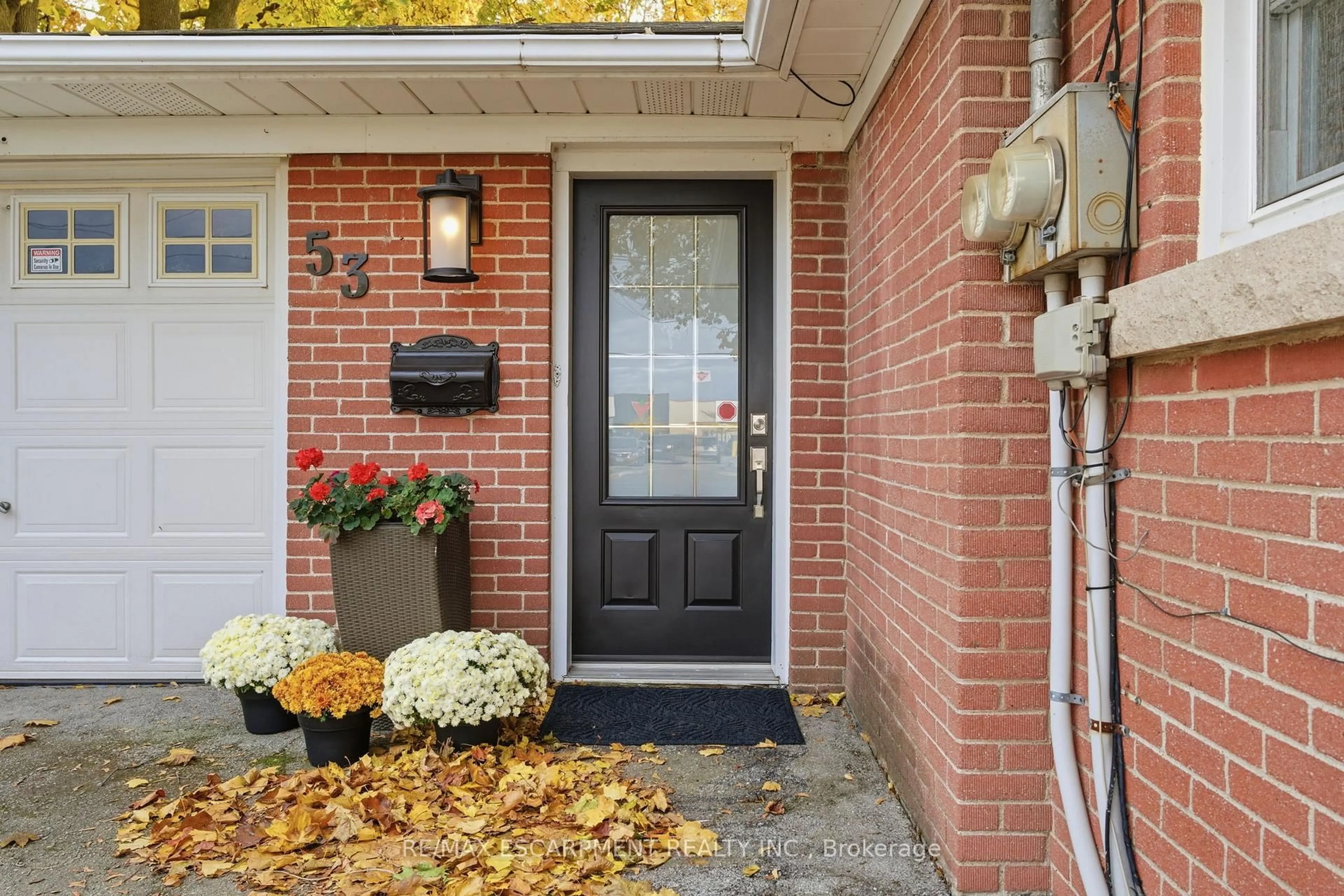 Indoor entryway for 53 Livingston Ave, Grimsby Ontario L3M 1L3