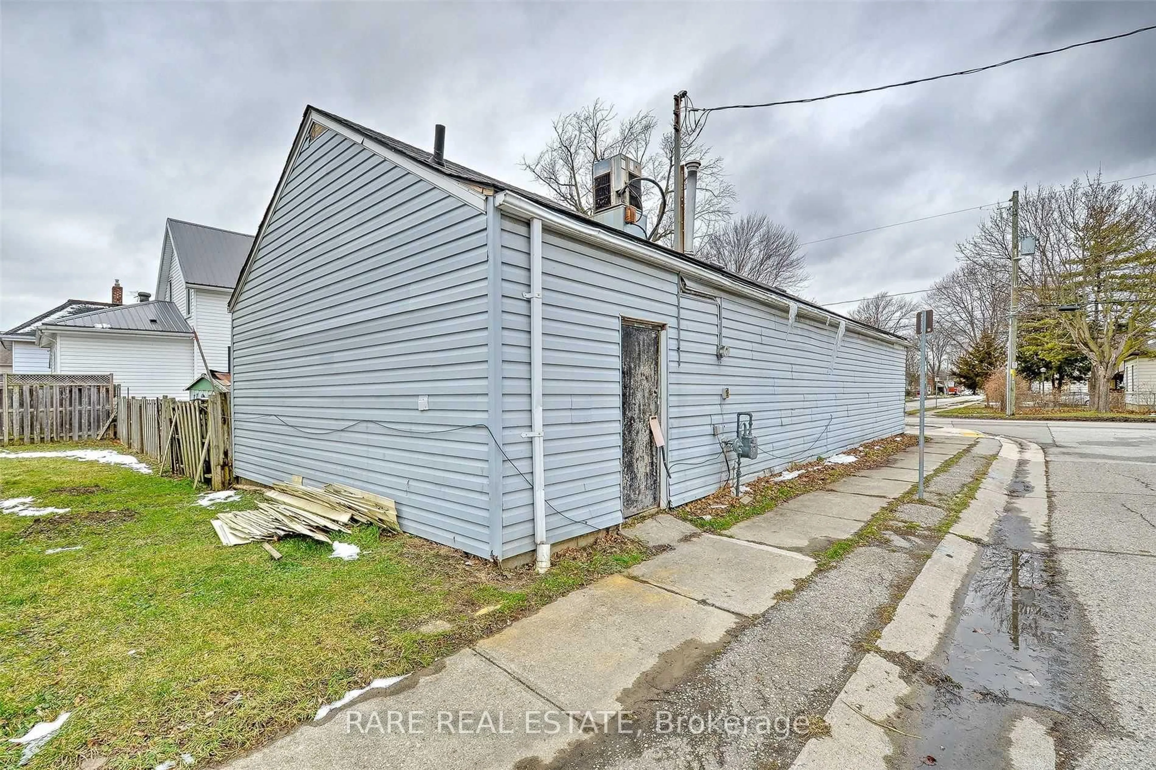Shed for 280 Park St, Chatham-Kent Ontario N7M 3S3
