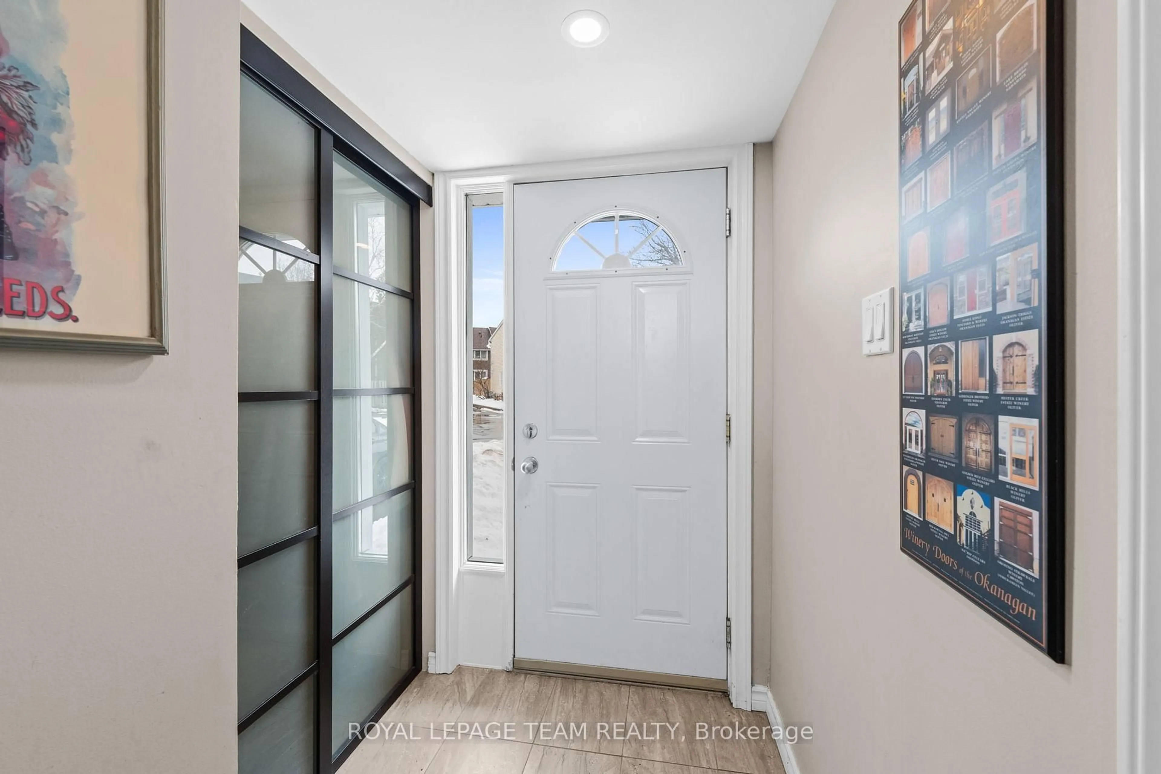 Indoor entryway for 347 Stowe Crt, Ottawa Ontario K2K 1Z6