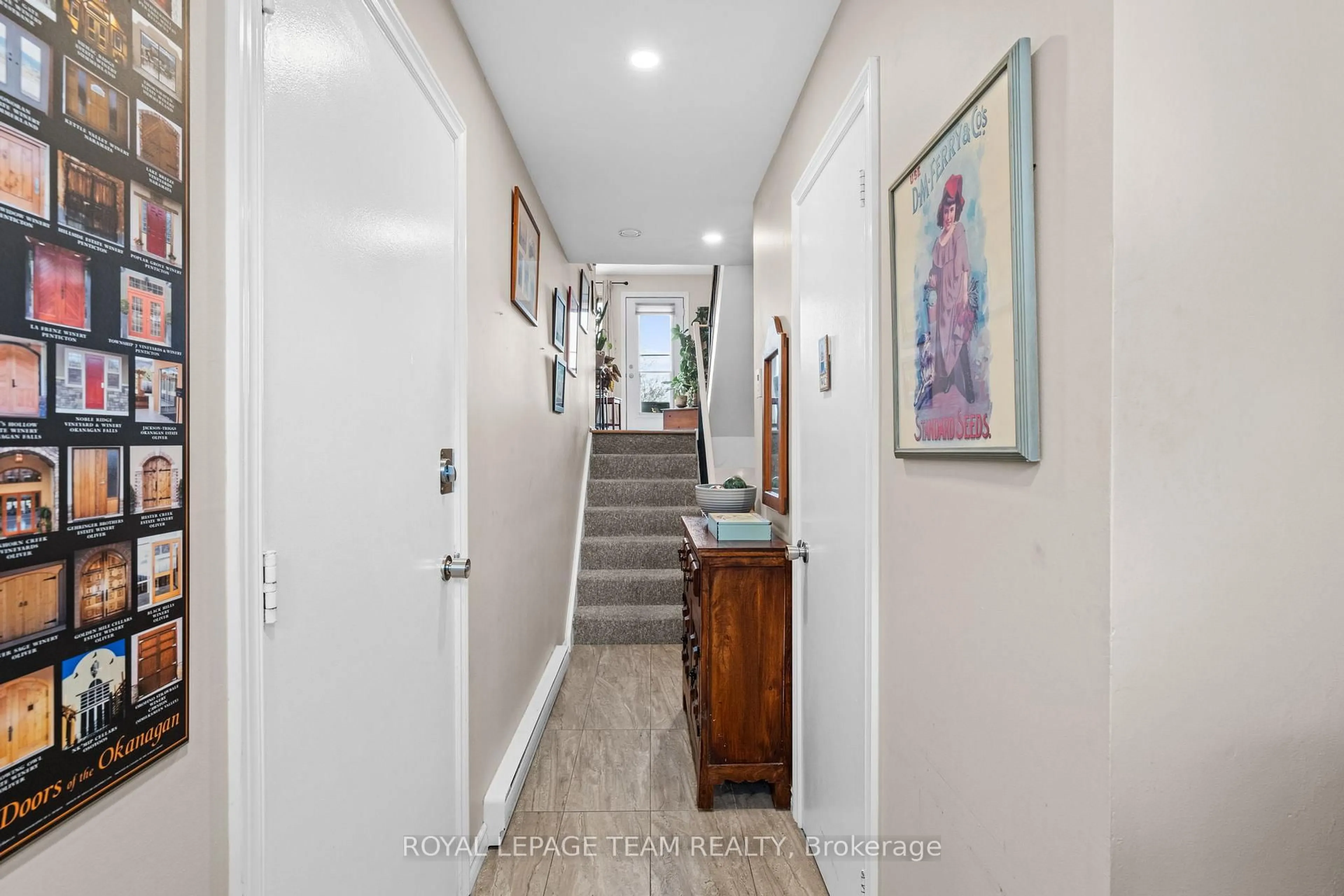 Indoor foyer for 347 Stowe Crt, Ottawa Ontario K2K 1Z6