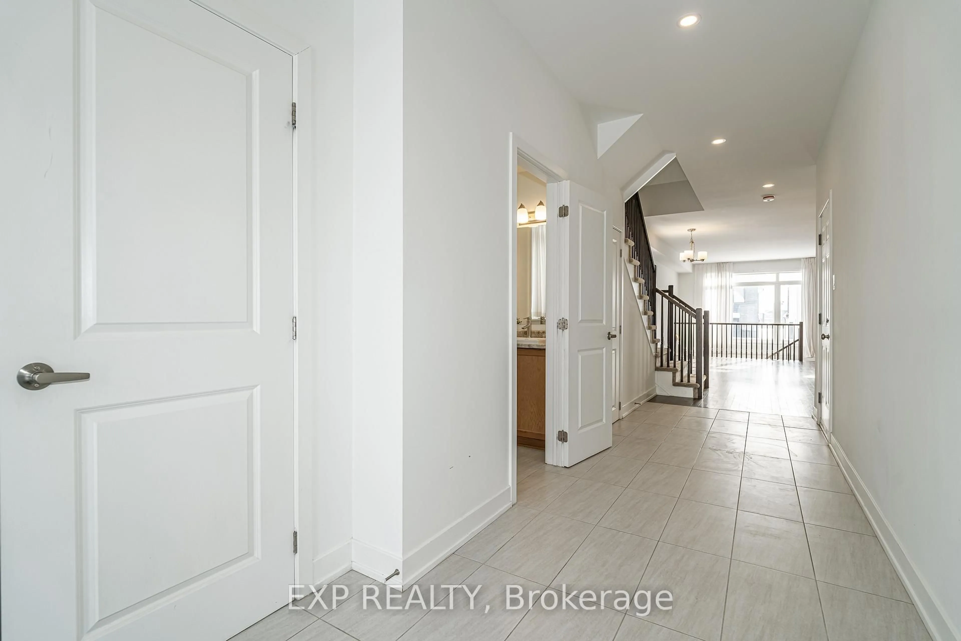 Indoor entryway for 914 Alvarez Lane, Ottawa Ontario K1T 0W2