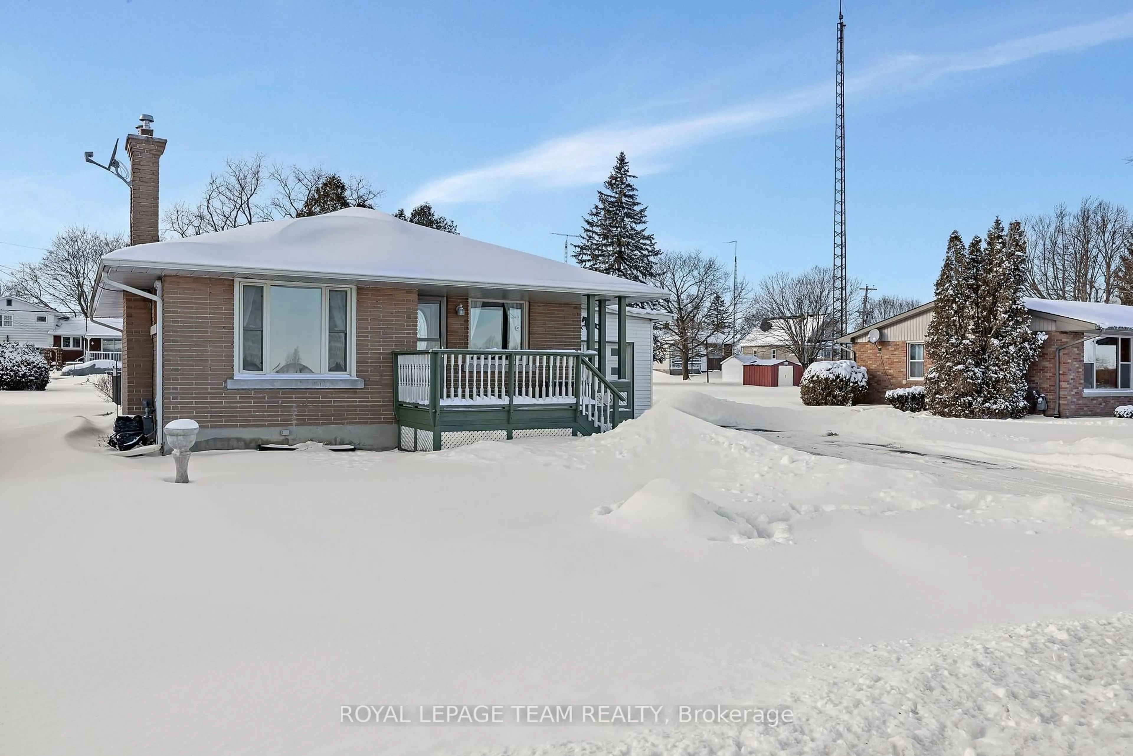 A pic from outside/outdoor area/front of a property/back of a property/a pic from drone, street for 30 Elizabeth Dr, South Dundas Ontario K0E 1K0