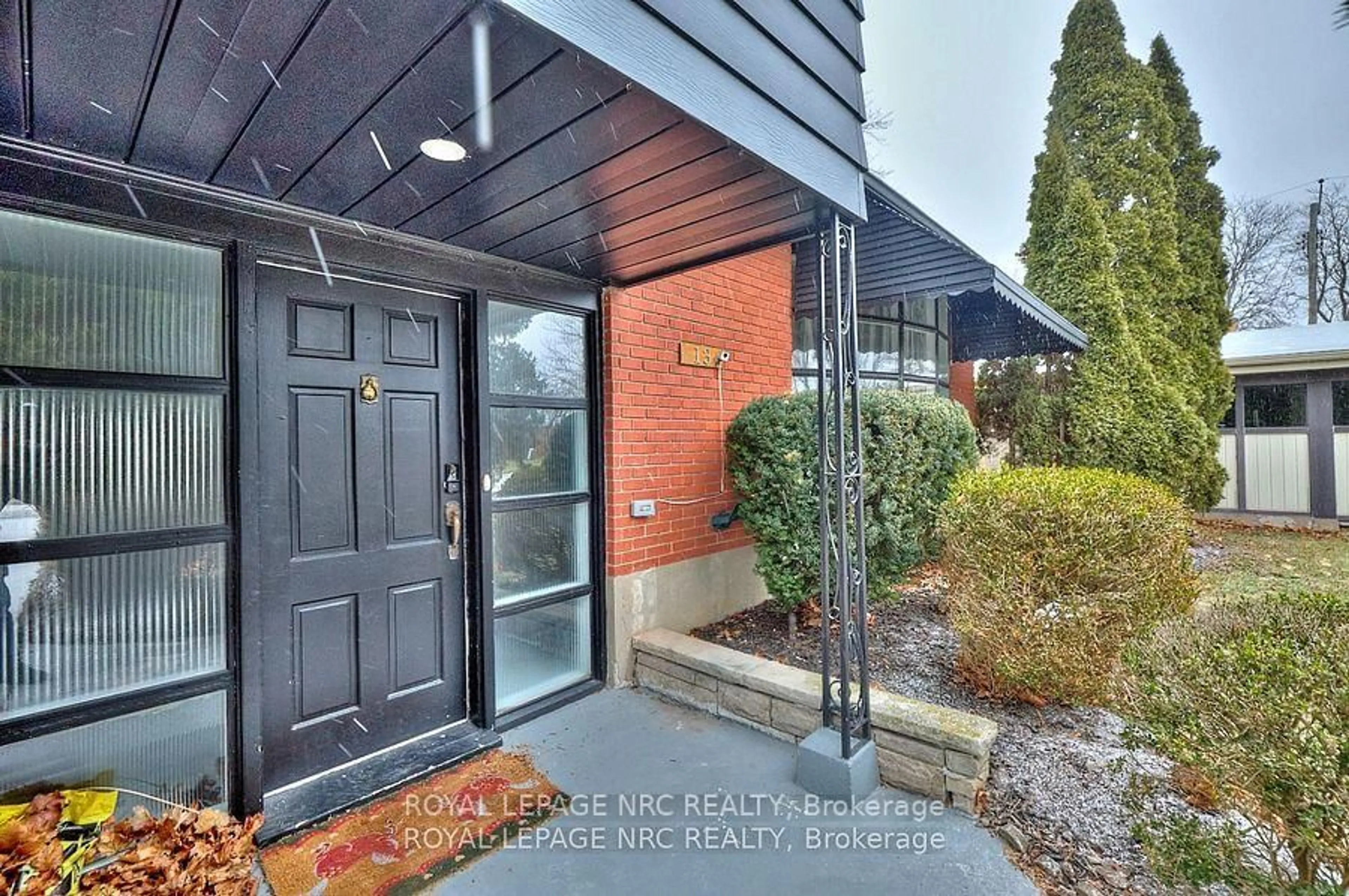 Indoor entryway for 13 Byrne Blvd, St. Catharines Ontario L2T 2H8