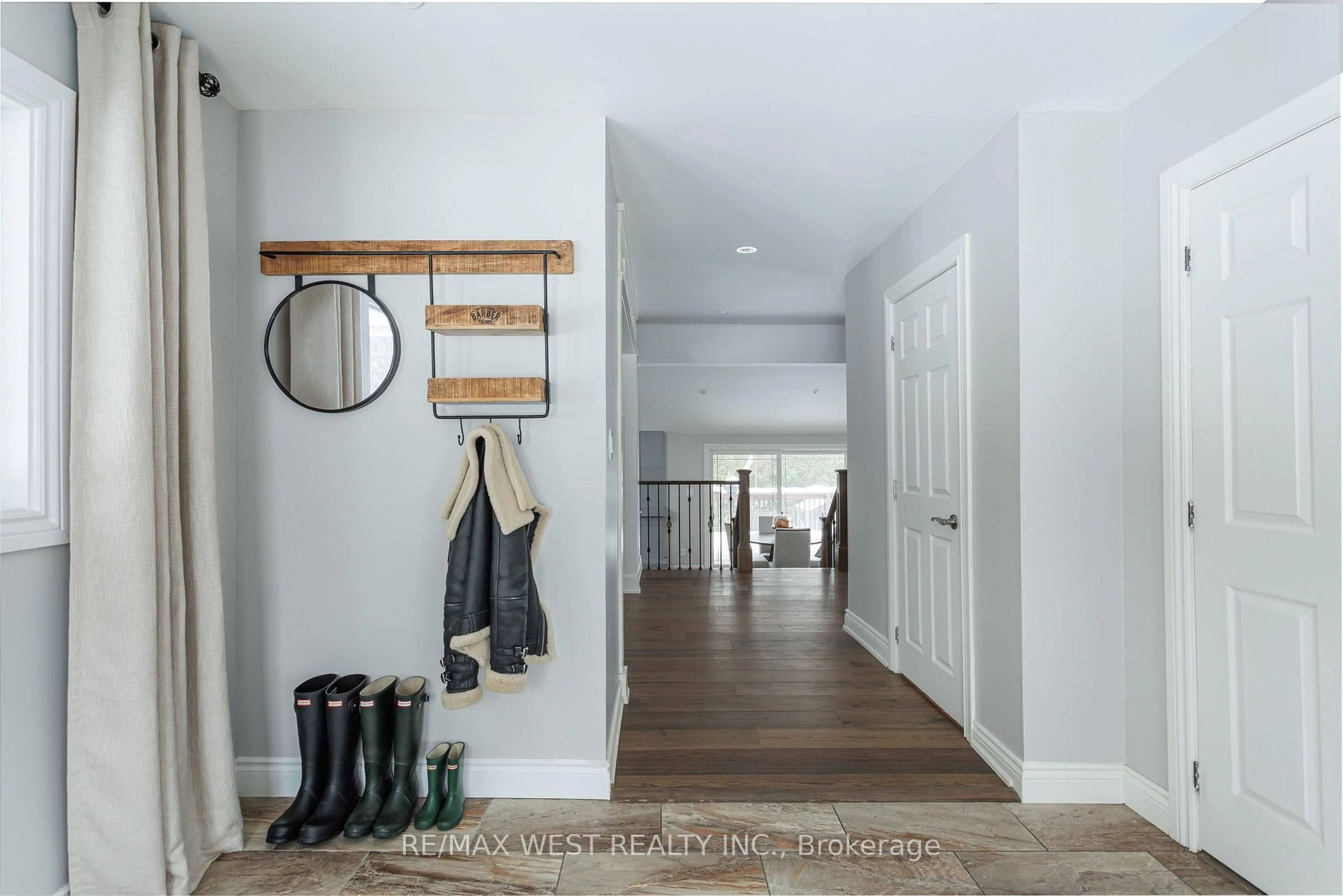 Indoor entryway for 26 Hostein Dr, Hamilton Ontario L9G 2S5