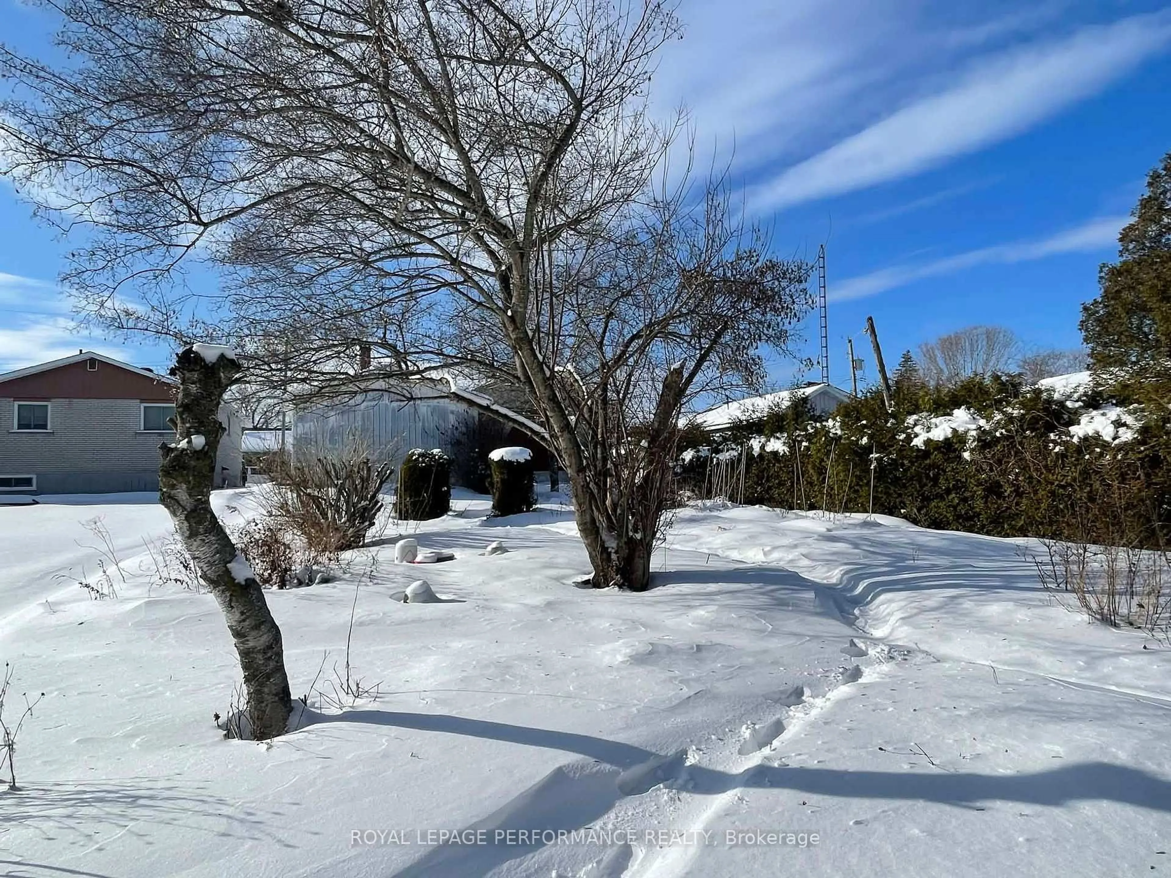 A pic from outside/outdoor area/front of a property/back of a property/a pic from drone, unknown for 425 Dominion St, North Glengarry Ontario K0C 1A0