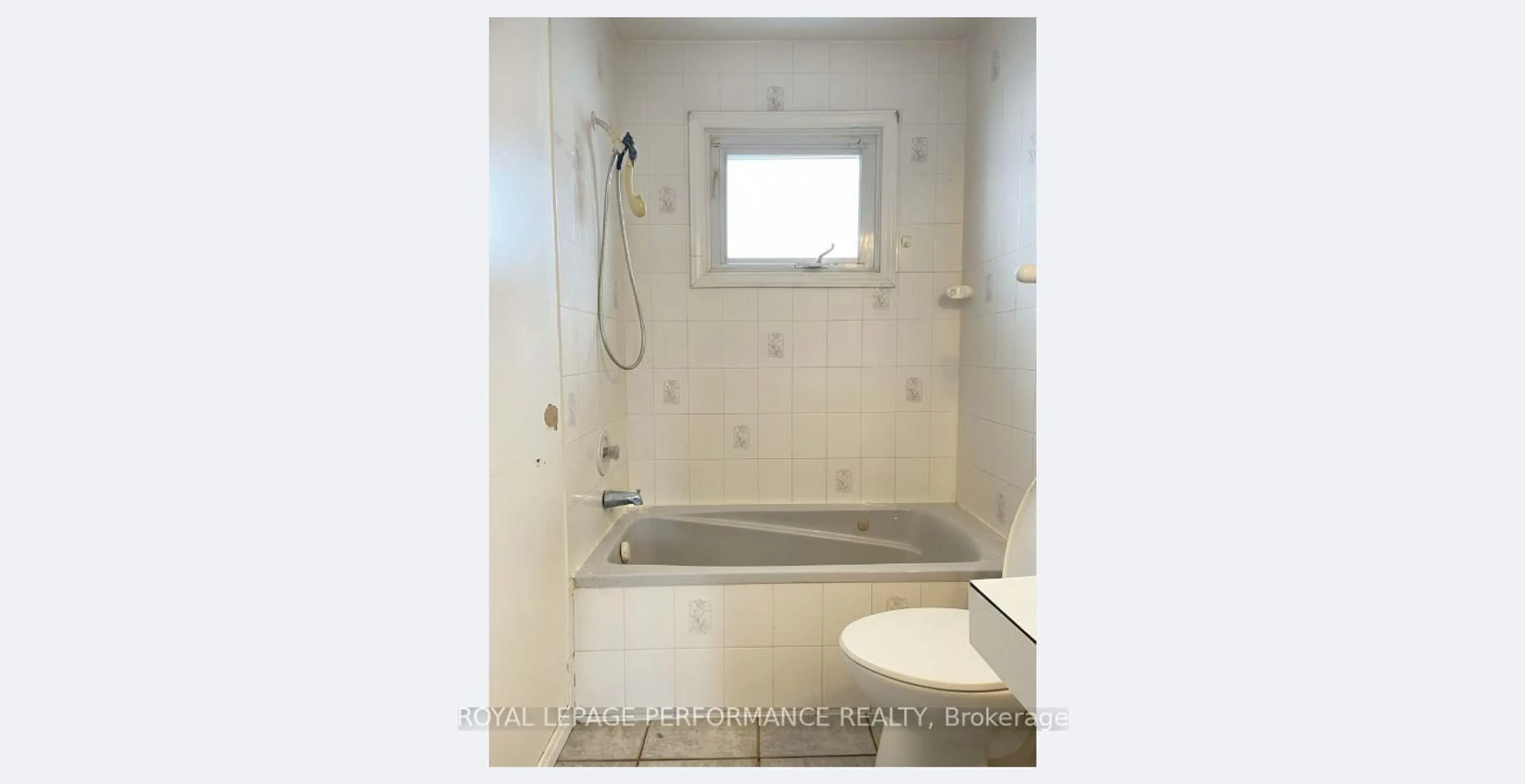 Standard bathroom, ceramic/tile floor for 425 Dominion St, North Glengarry Ontario K0C 1A0