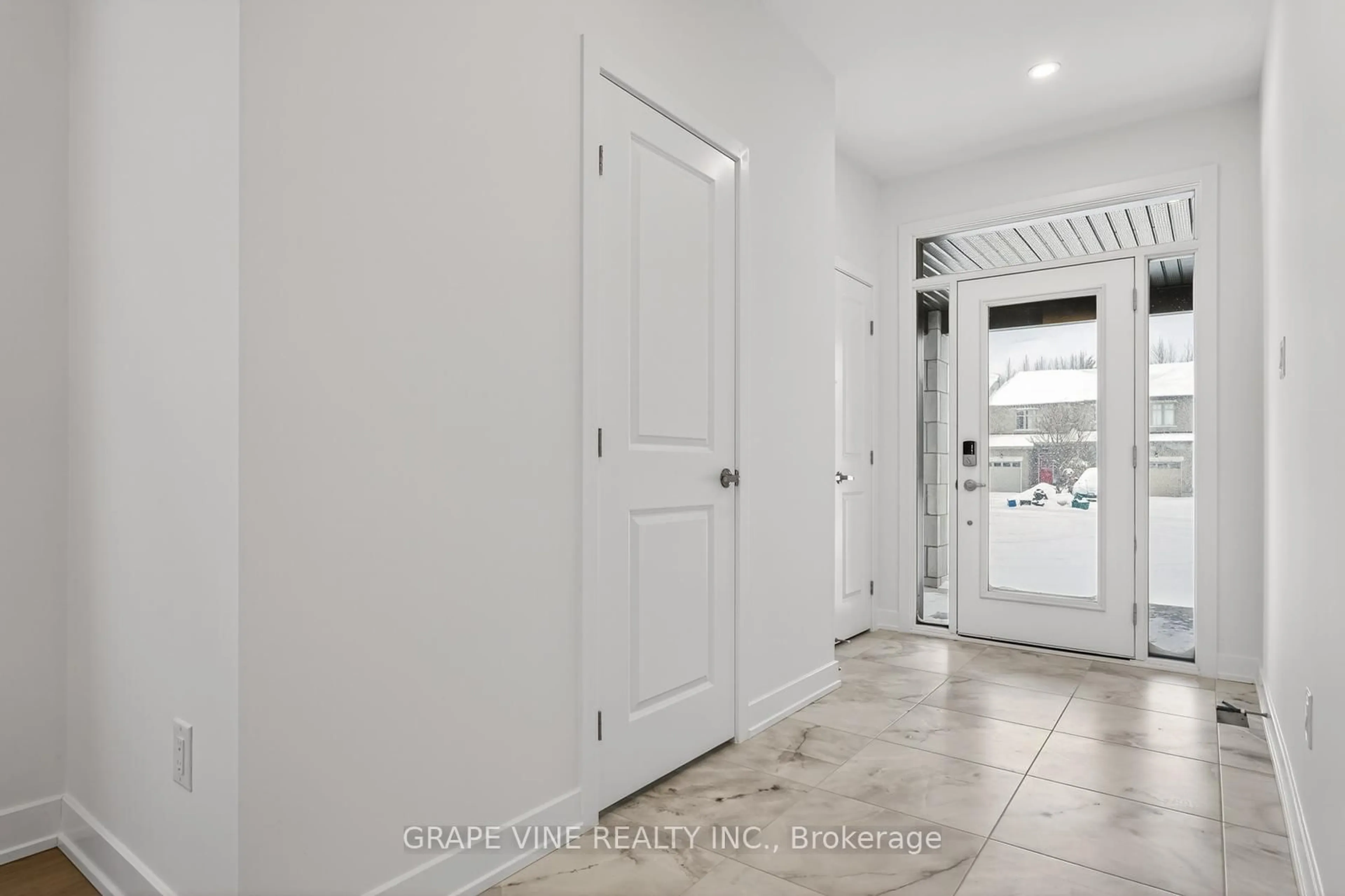 Indoor entryway for 445 Haresfield Crt, Ottawa Ontario K4M 0B6