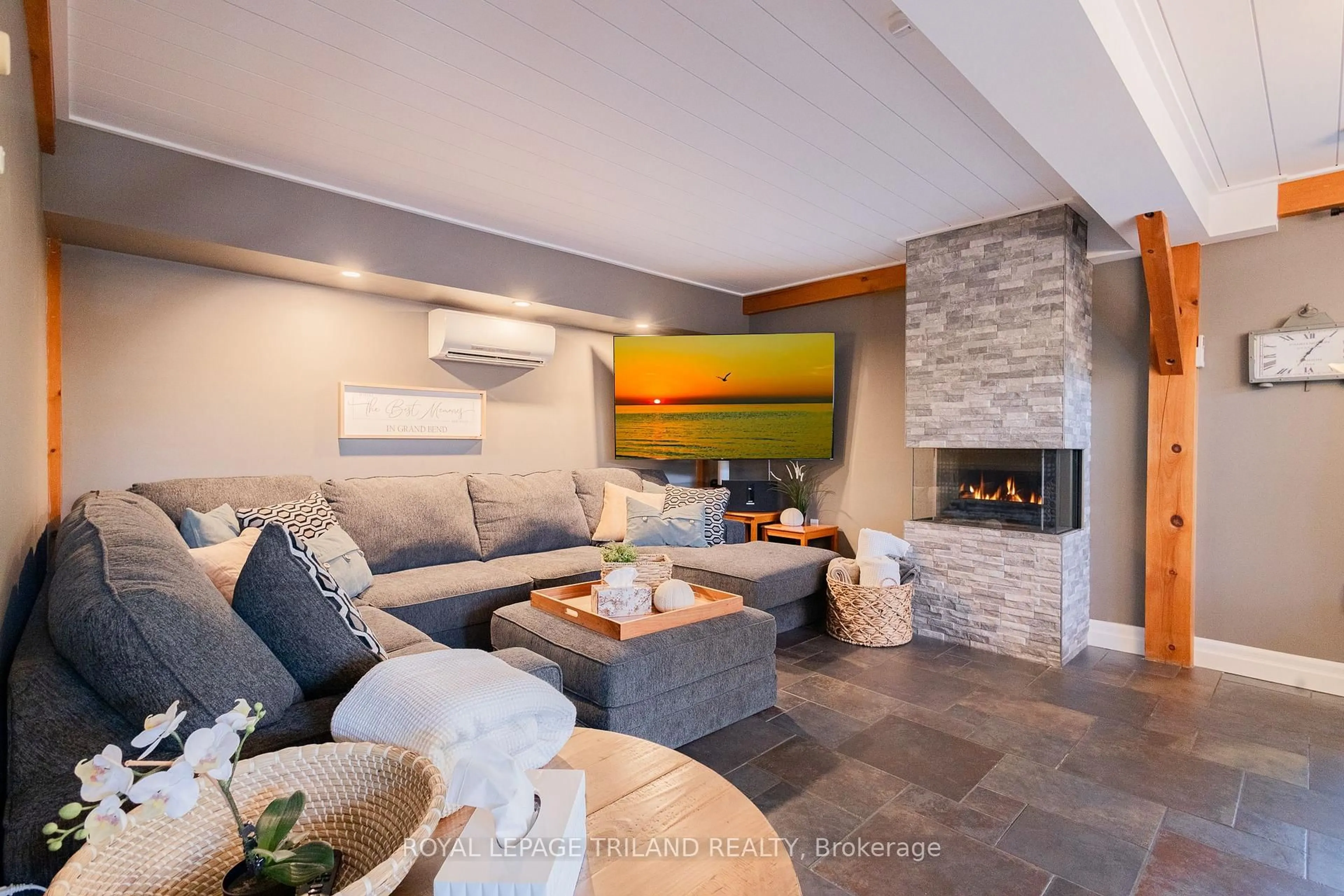 Living room with furniture, ceramic/tile floor for 42 Lakeside Circ, Lambton Shores Ontario N0M 1T0