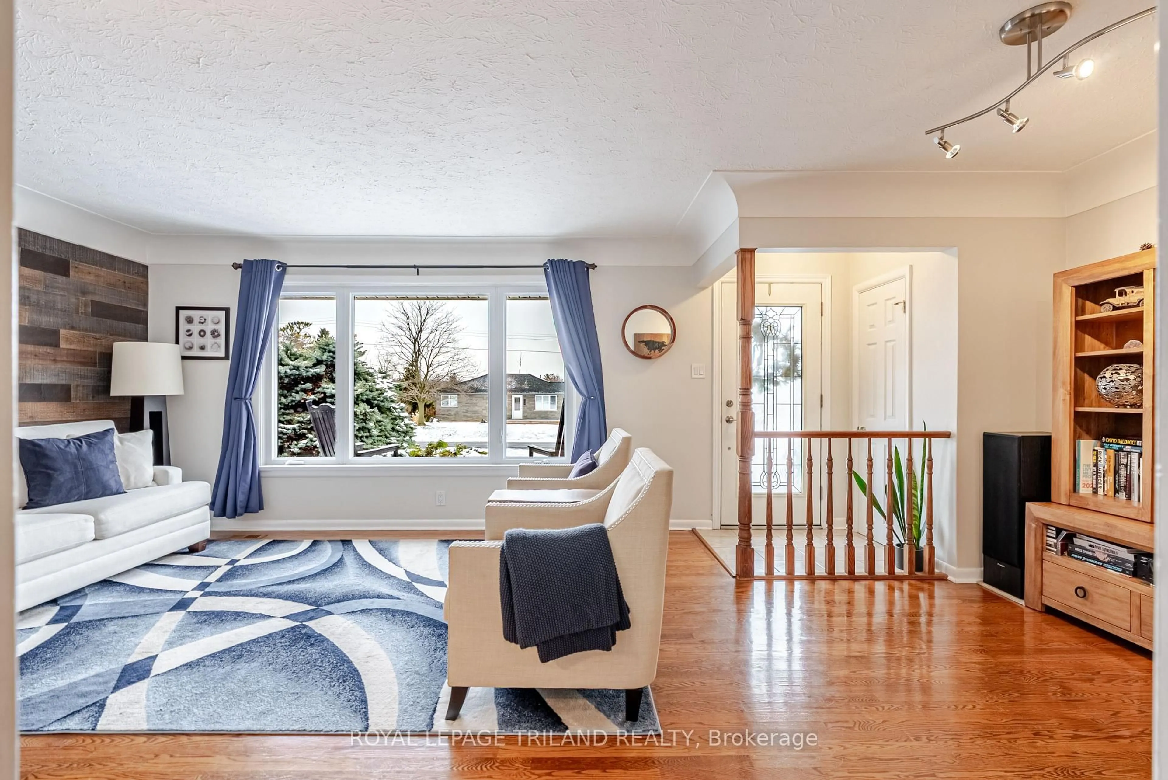 Living room with furniture, unknown for 231 Thames Cres, Thames Centre Ontario N0L 1G0