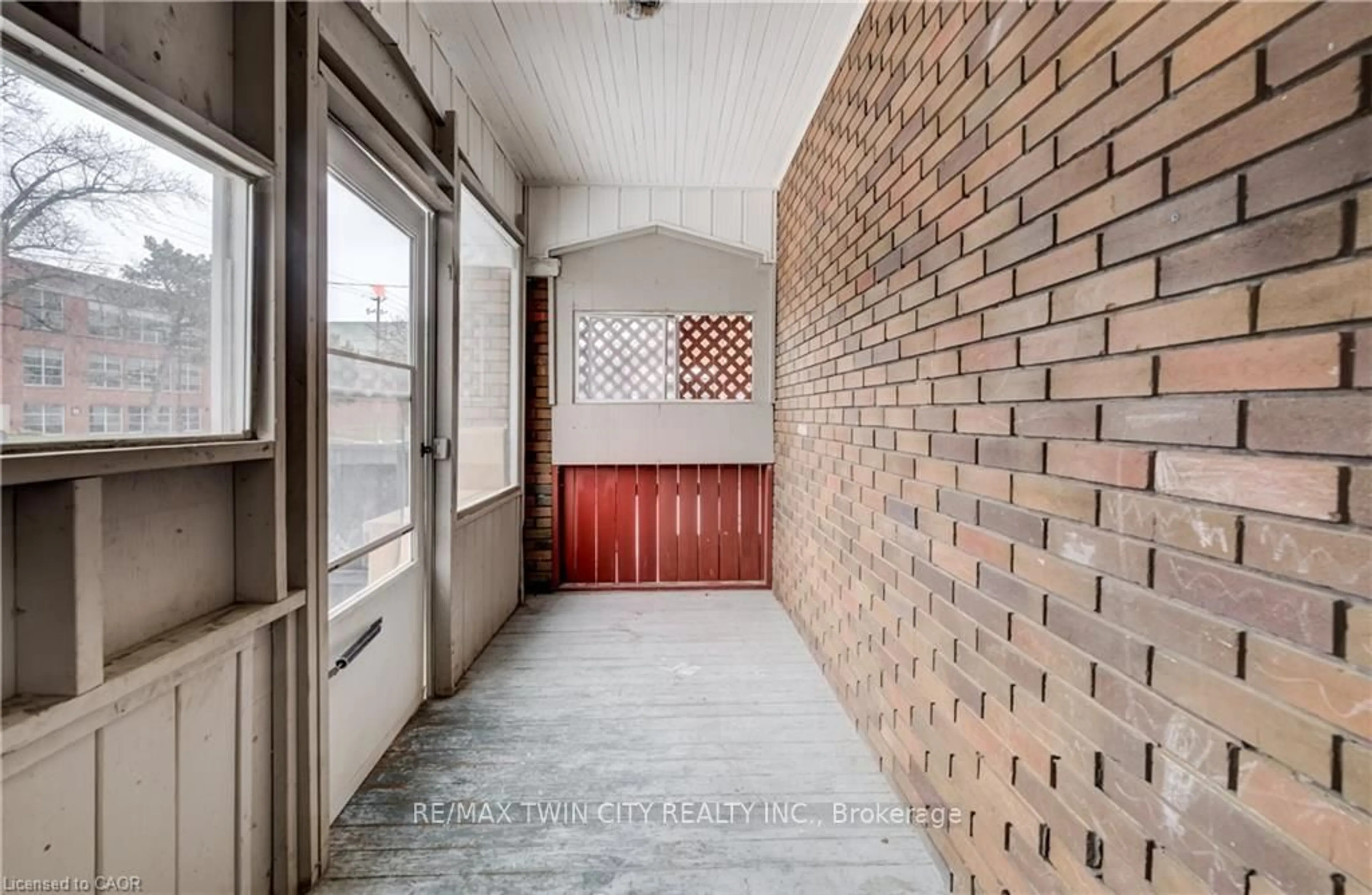 Indoor foyer for 151 COURTLAND Ave, Kitchener Ontario N2G 2V2