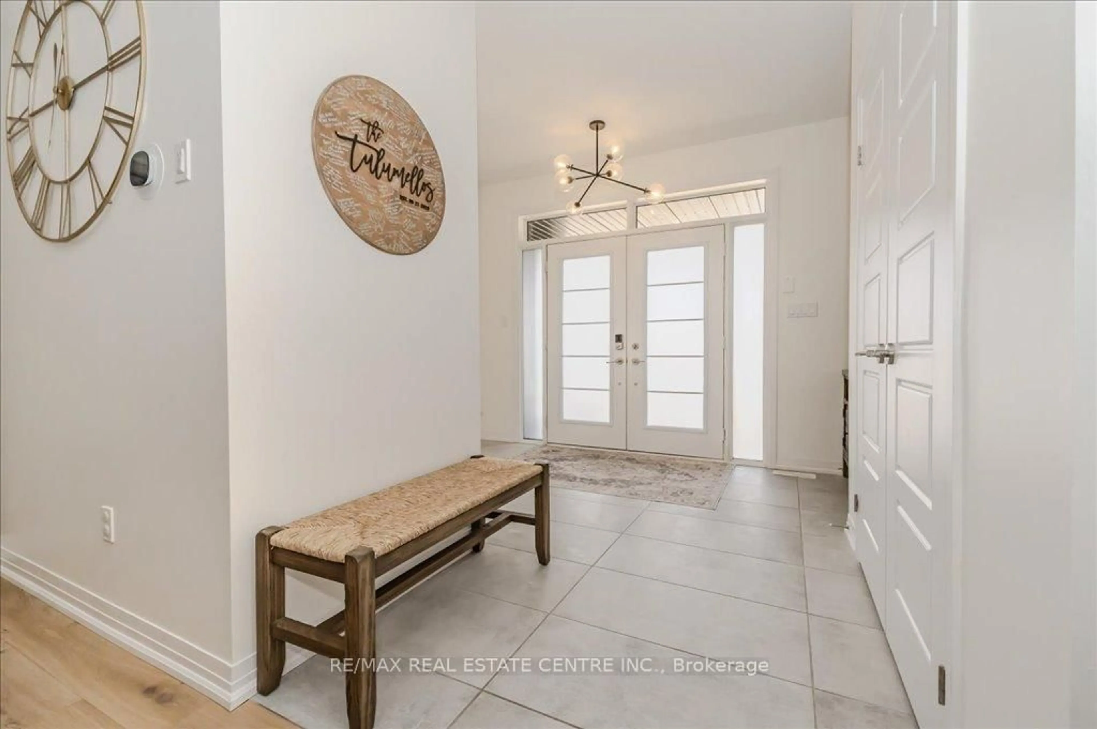 Indoor entryway for 53 Scenic Ridge Gate, Brant Ontario N3L 0K4