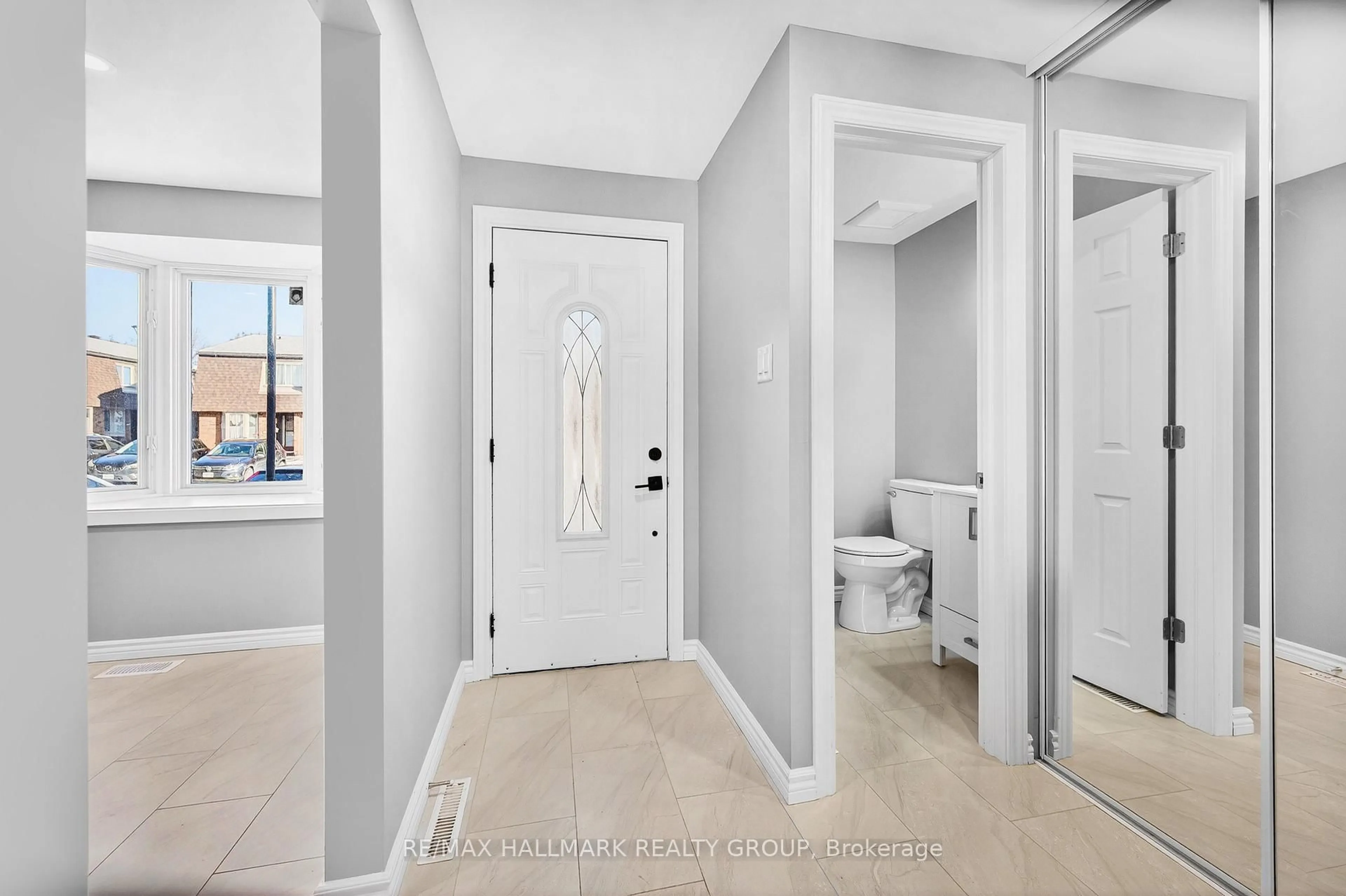 Indoor entryway for 905 Elmsmere Rd #B, Ottawa Ontario K1J 8G4