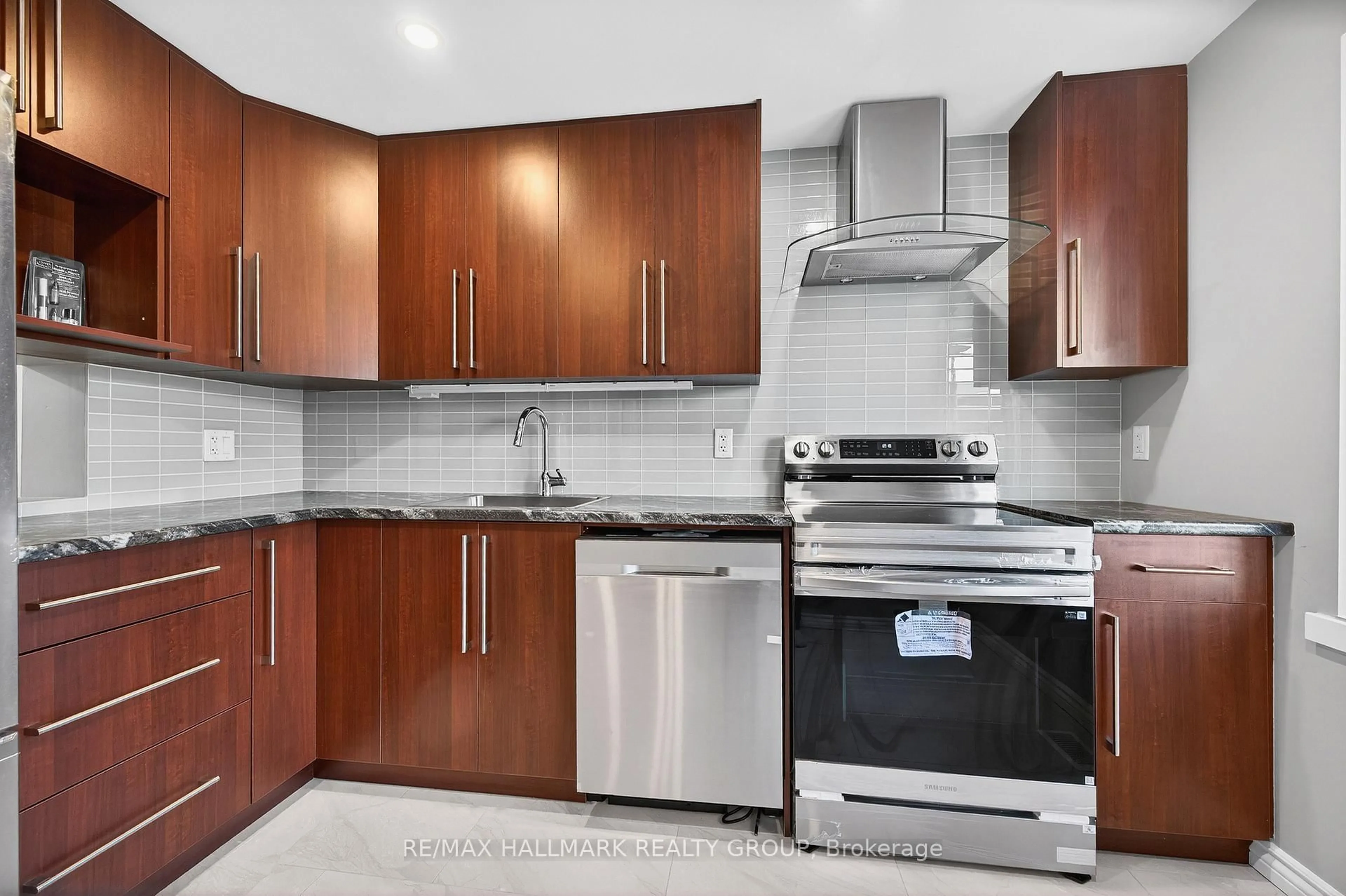 Standard kitchen, unknown for 905 Elmsmere Rd #B, Ottawa Ontario K1J 8G4
