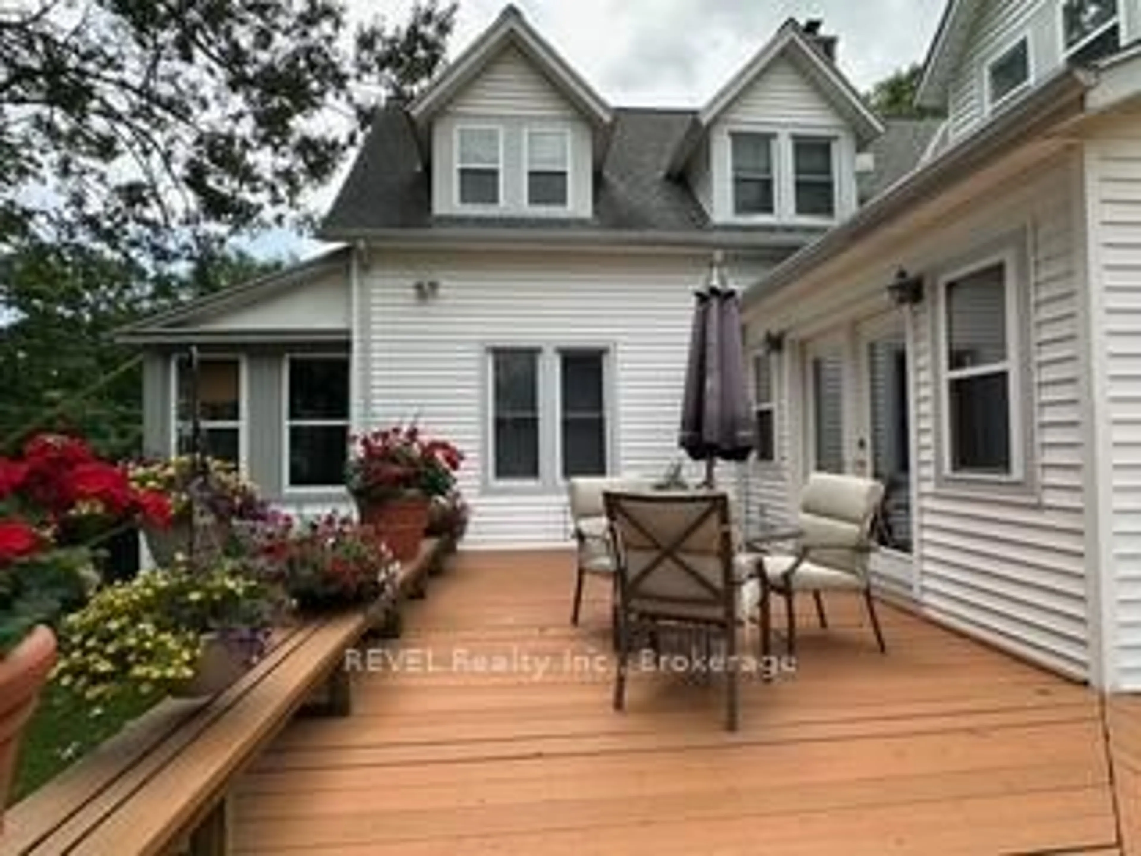 Home with vinyl exterior material, water/lake/river/ocean view for 4912 Brown Rd, Fort Erie Ontario L0S 1N0